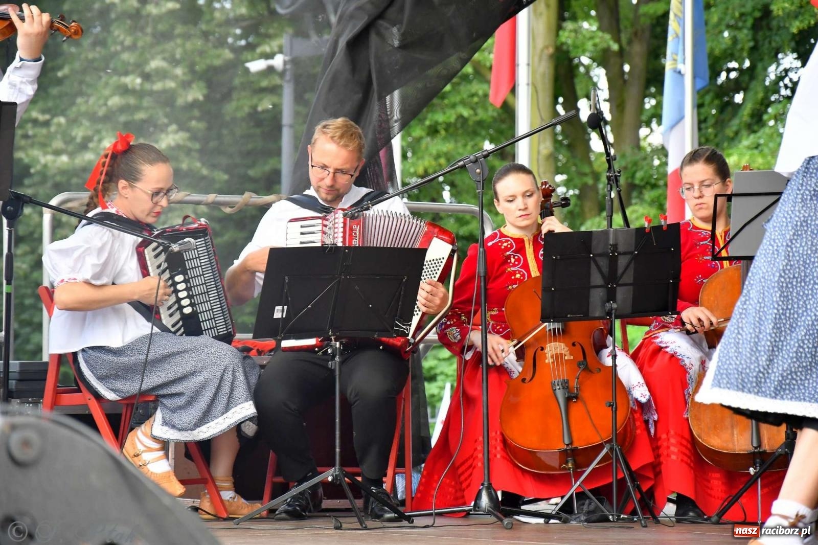 Zdjęcie w galerii na portalu naszraciborz.pl: Międzynarodowe święto folkloru na raciborskim zamku wiadomości z regionu