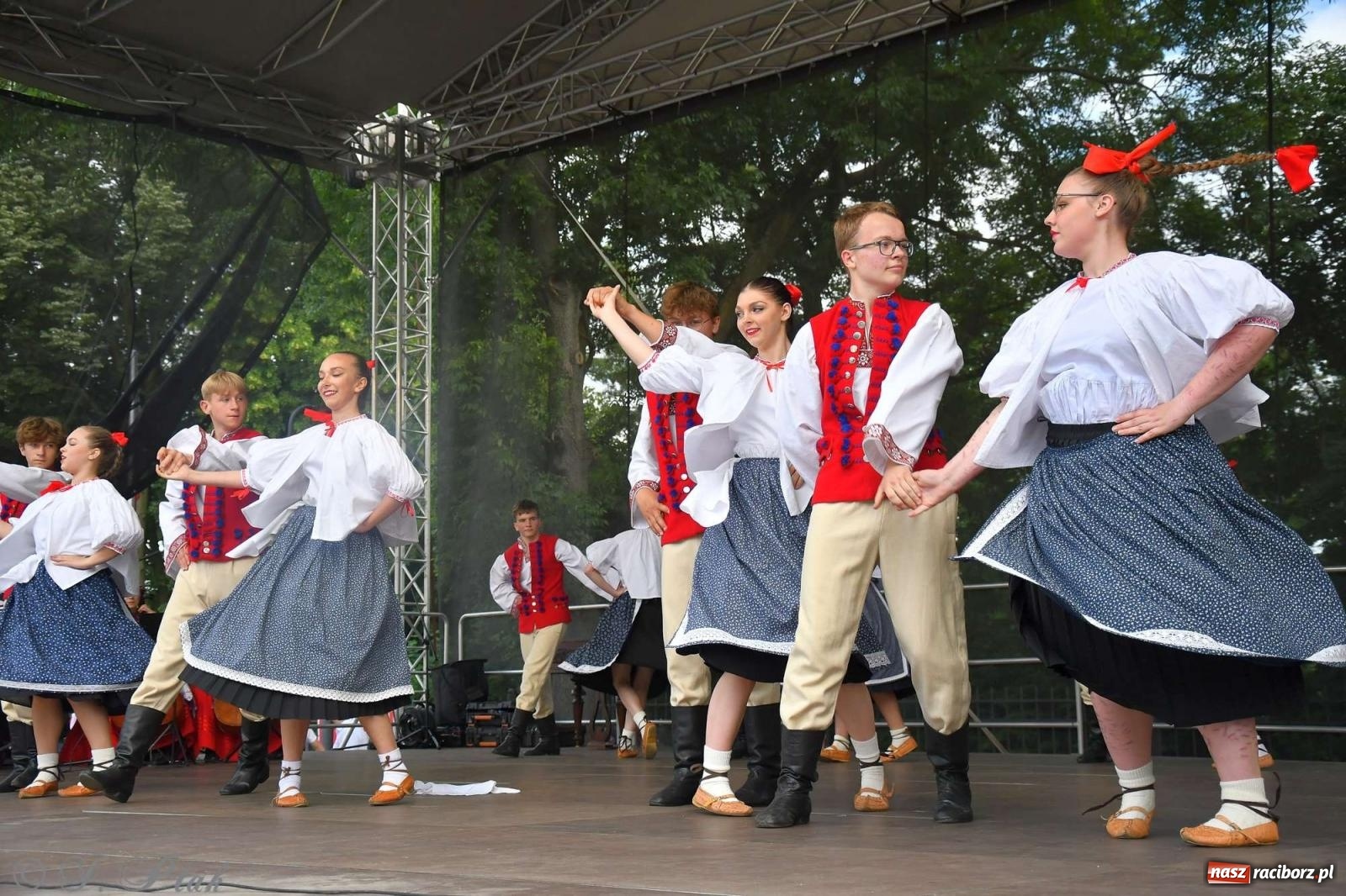 Zdjęcie w galerii na portalu naszraciborz.pl: Międzynarodowe święto folkloru na raciborskim zamku wiadomości z regionu