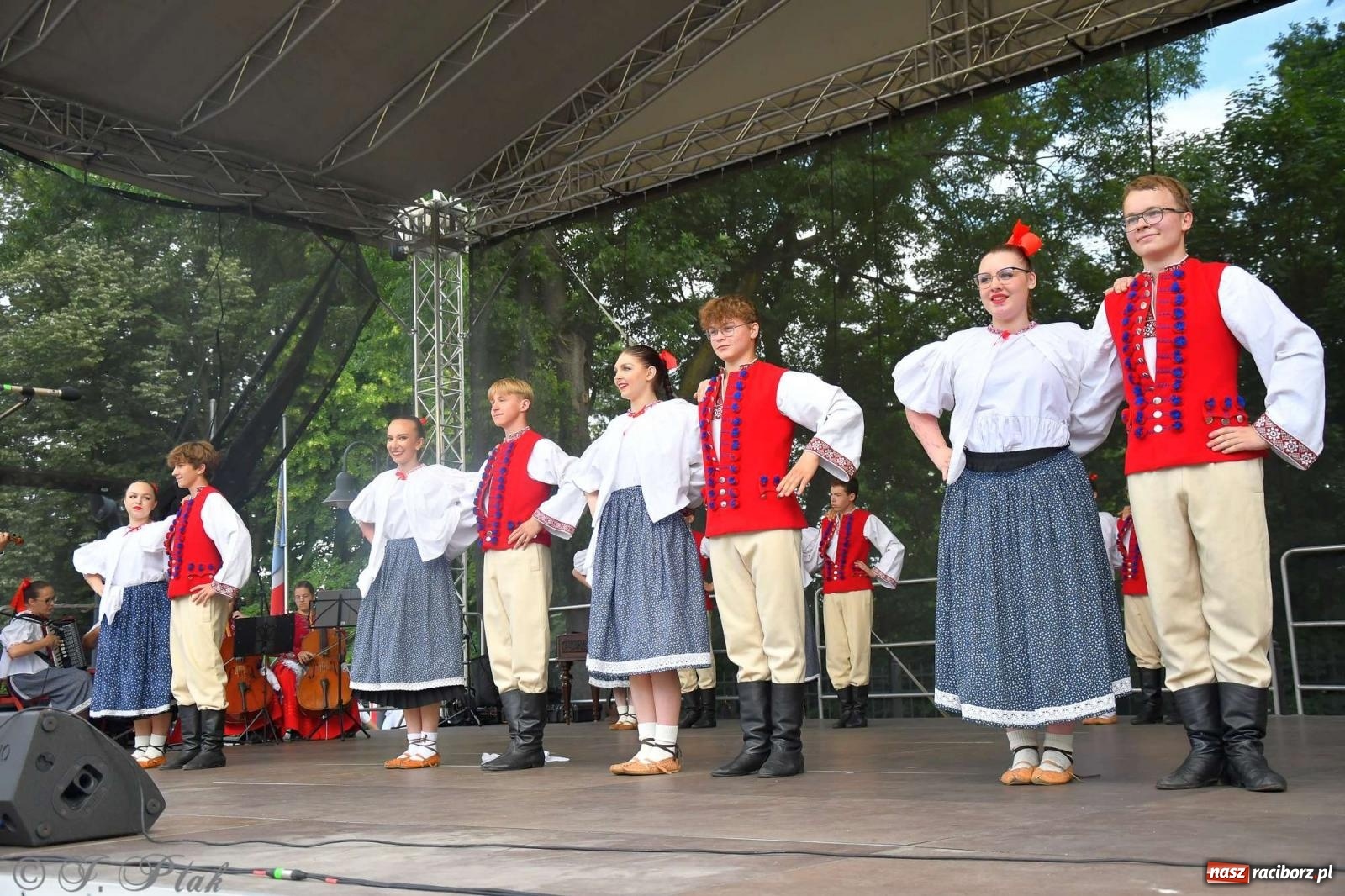 Zdjęcie w galerii na portalu naszraciborz.pl: Międzynarodowe święto folkloru na raciborskim zamku wiadomości z regionu