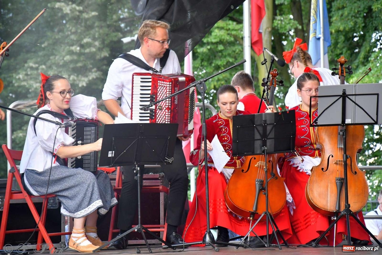 Zdjęcie w galerii na portalu naszraciborz.pl: Międzynarodowe święto folkloru na raciborskim zamku wiadomości z regionu