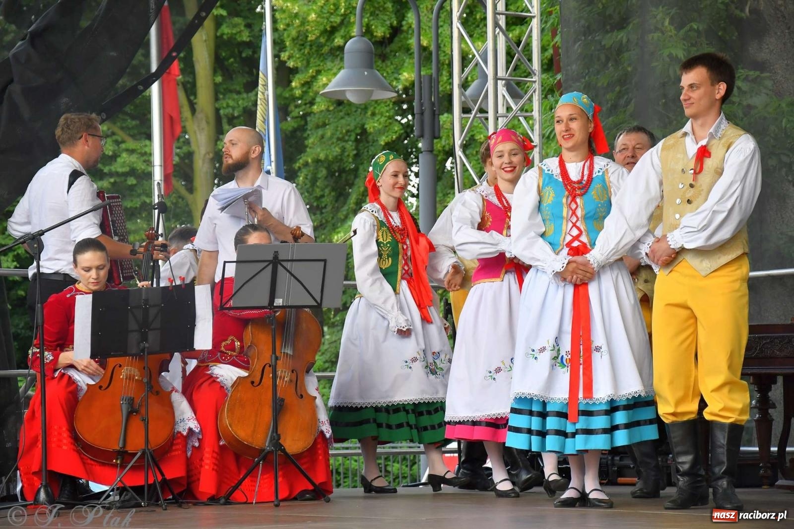 Zdjęcie w galerii na portalu naszraciborz.pl: Międzynarodowe święto folkloru na raciborskim zamku wiadomości z regionu