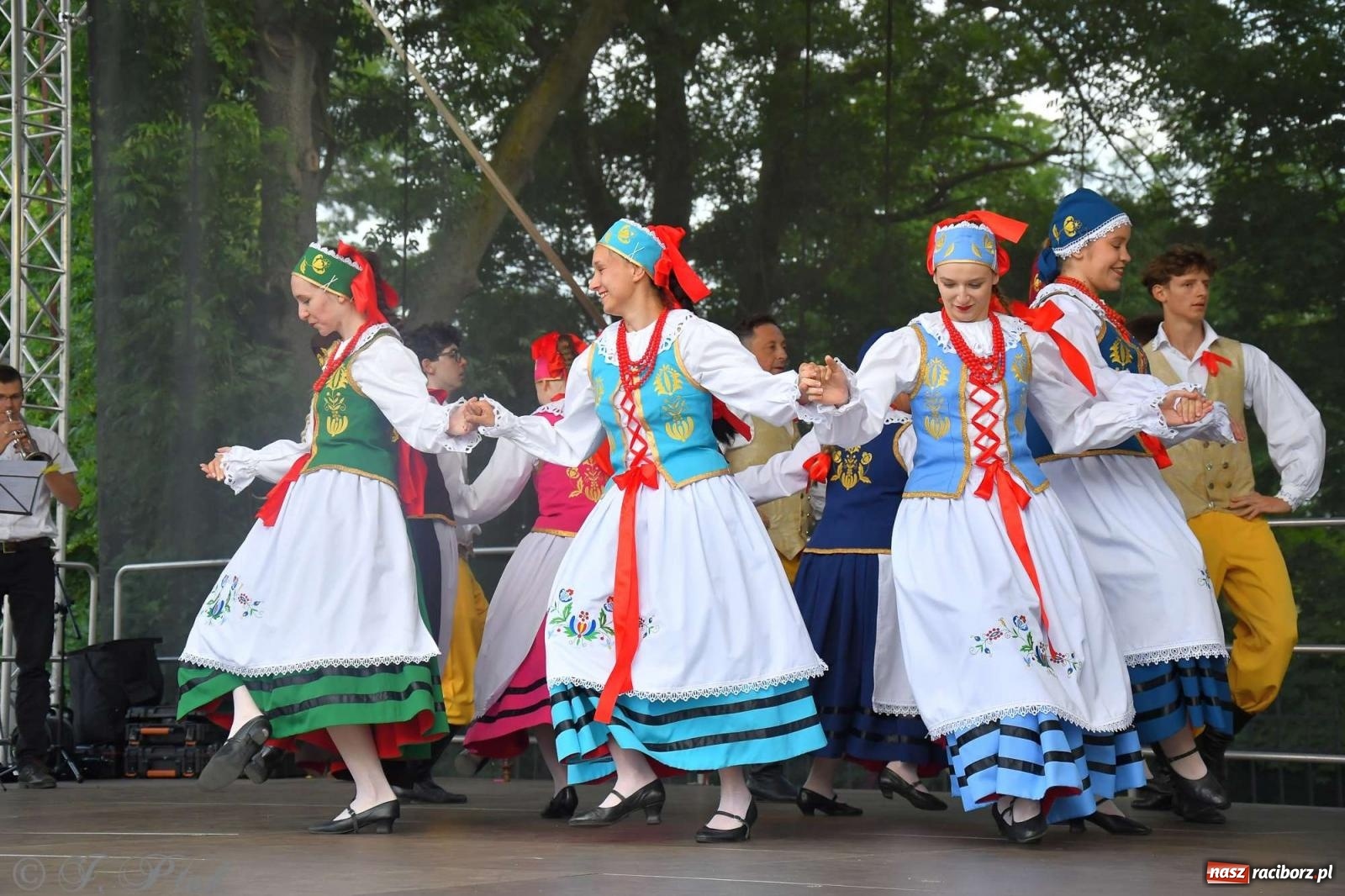 Zdjęcie w galerii na portalu naszraciborz.pl: Międzynarodowe święto folkloru na raciborskim zamku wiadomości z regionu
