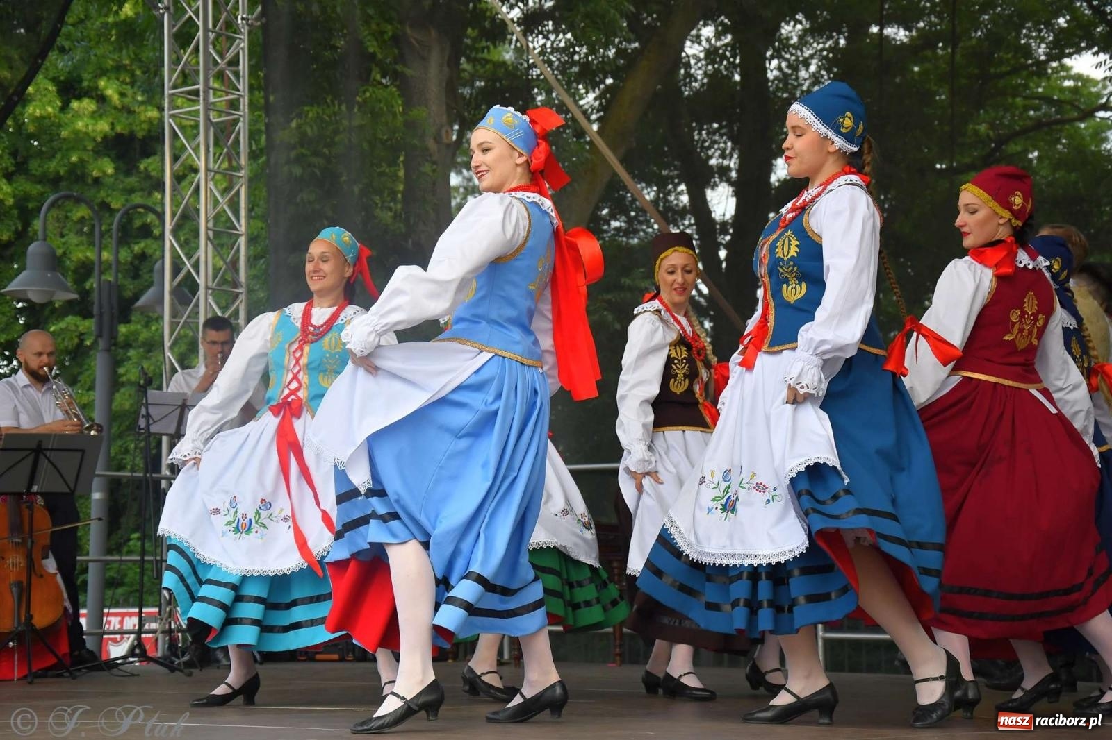 Zdjęcie w galerii na portalu naszraciborz.pl: Międzynarodowe święto folkloru na raciborskim zamku wiadomości z regionu