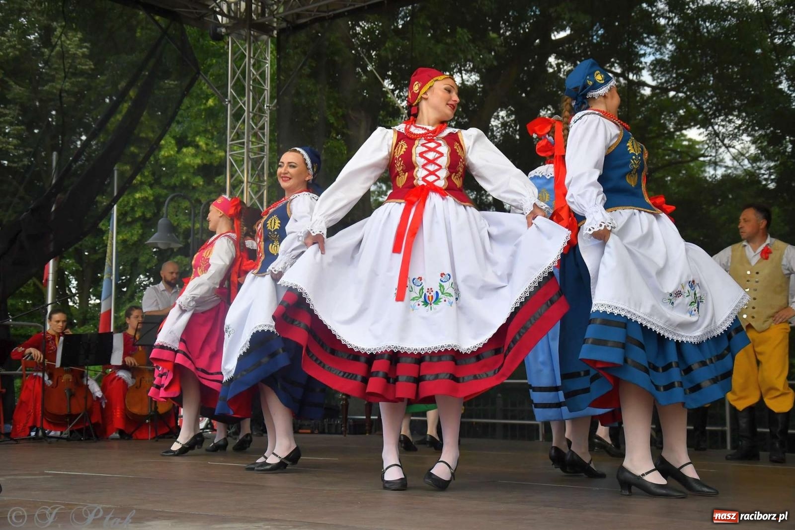 Zdjęcie w galerii na portalu naszraciborz.pl: Międzynarodowe święto folkloru na raciborskim zamku wiadomości z regionu