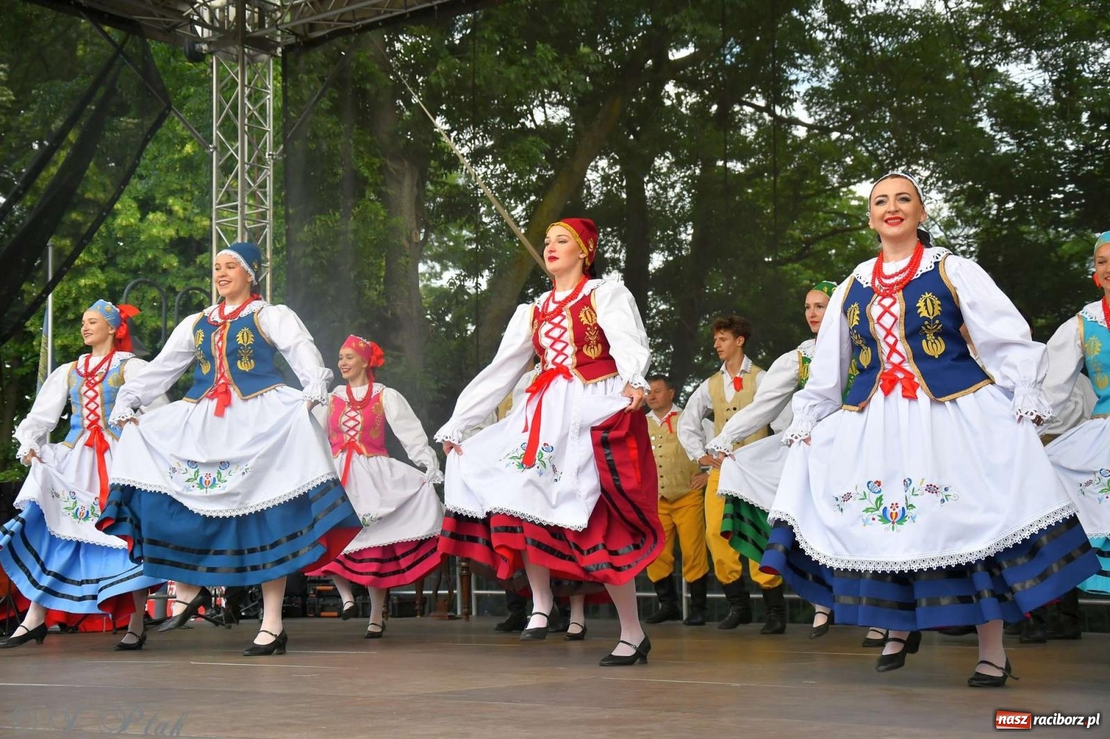 Zdjęcie w galerii na portalu naszraciborz.pl: Międzynarodowe święto folkloru na raciborskim zamku wiadomości z regionu