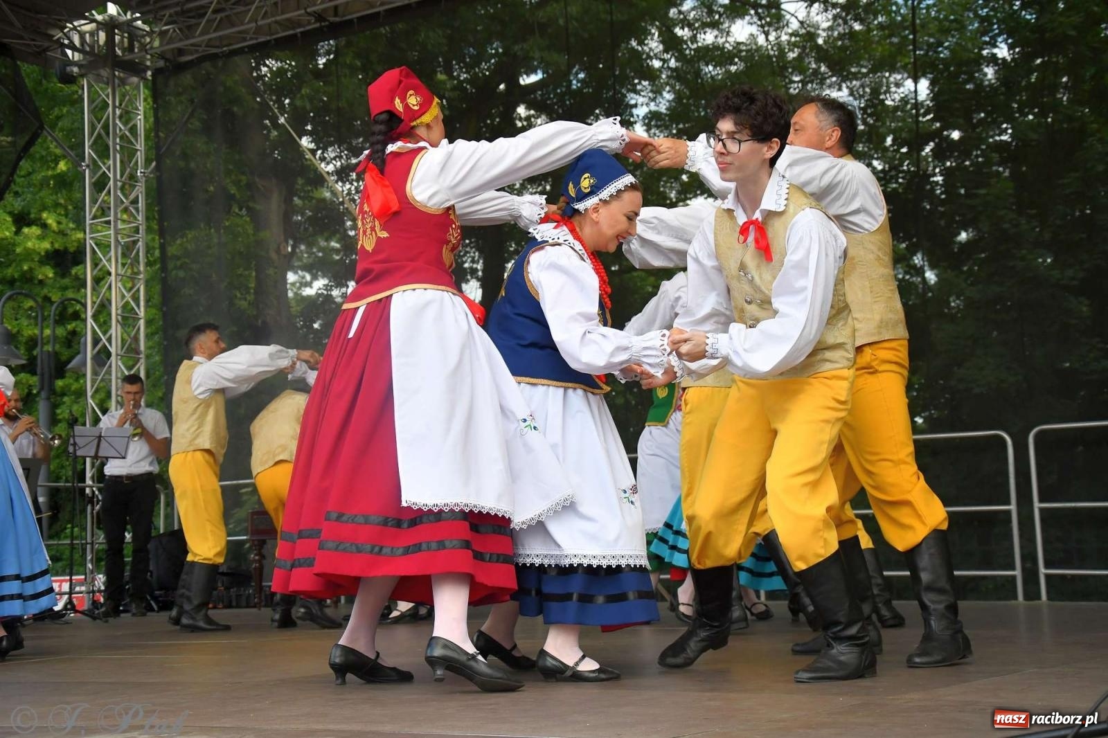 Zdjęcie w galerii na portalu naszraciborz.pl: Międzynarodowe święto folkloru na raciborskim zamku wiadomości z regionu