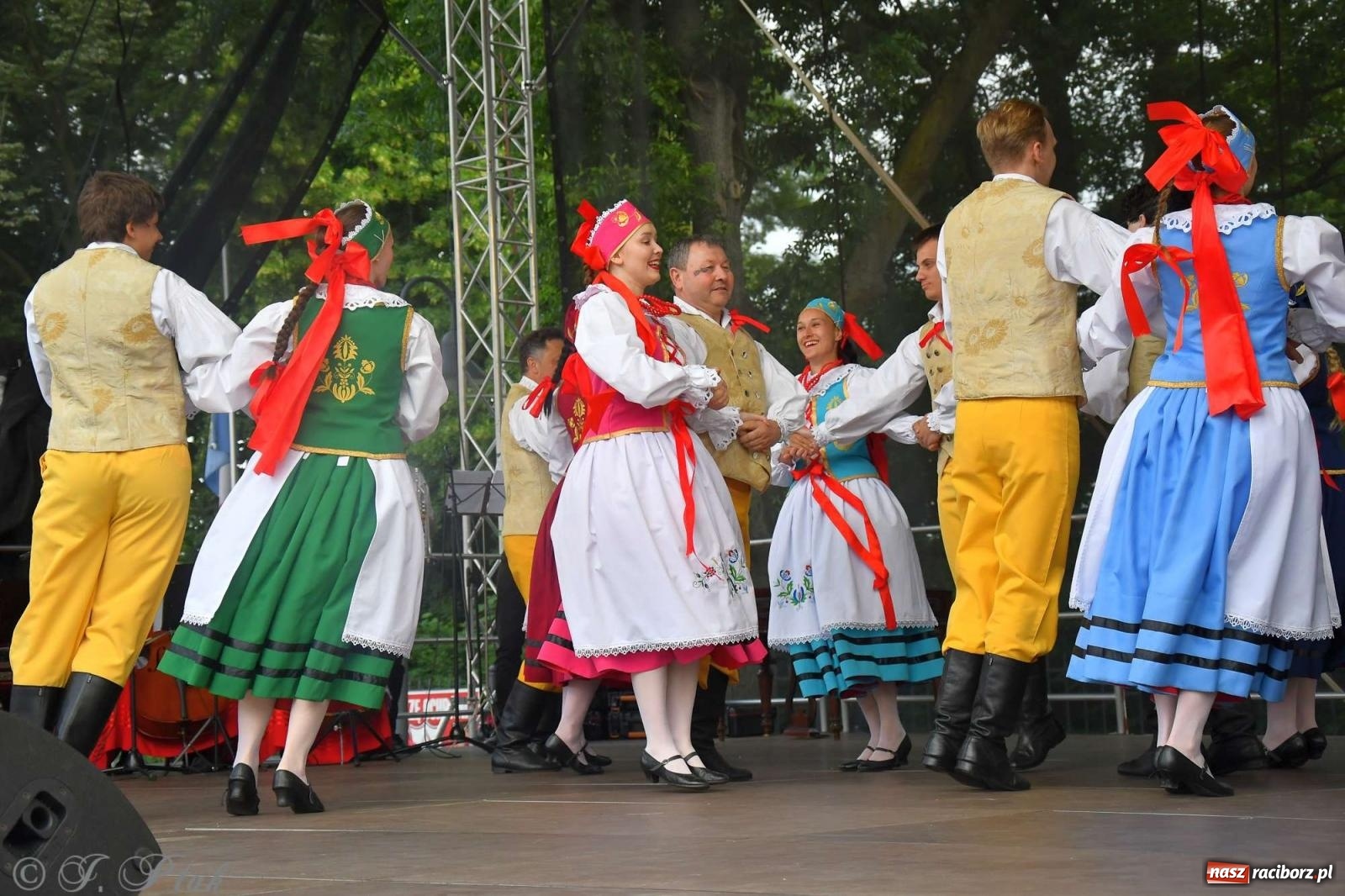 Zdjęcie w galerii na portalu naszraciborz.pl: Międzynarodowe święto folkloru na raciborskim zamku wiadomości z regionu