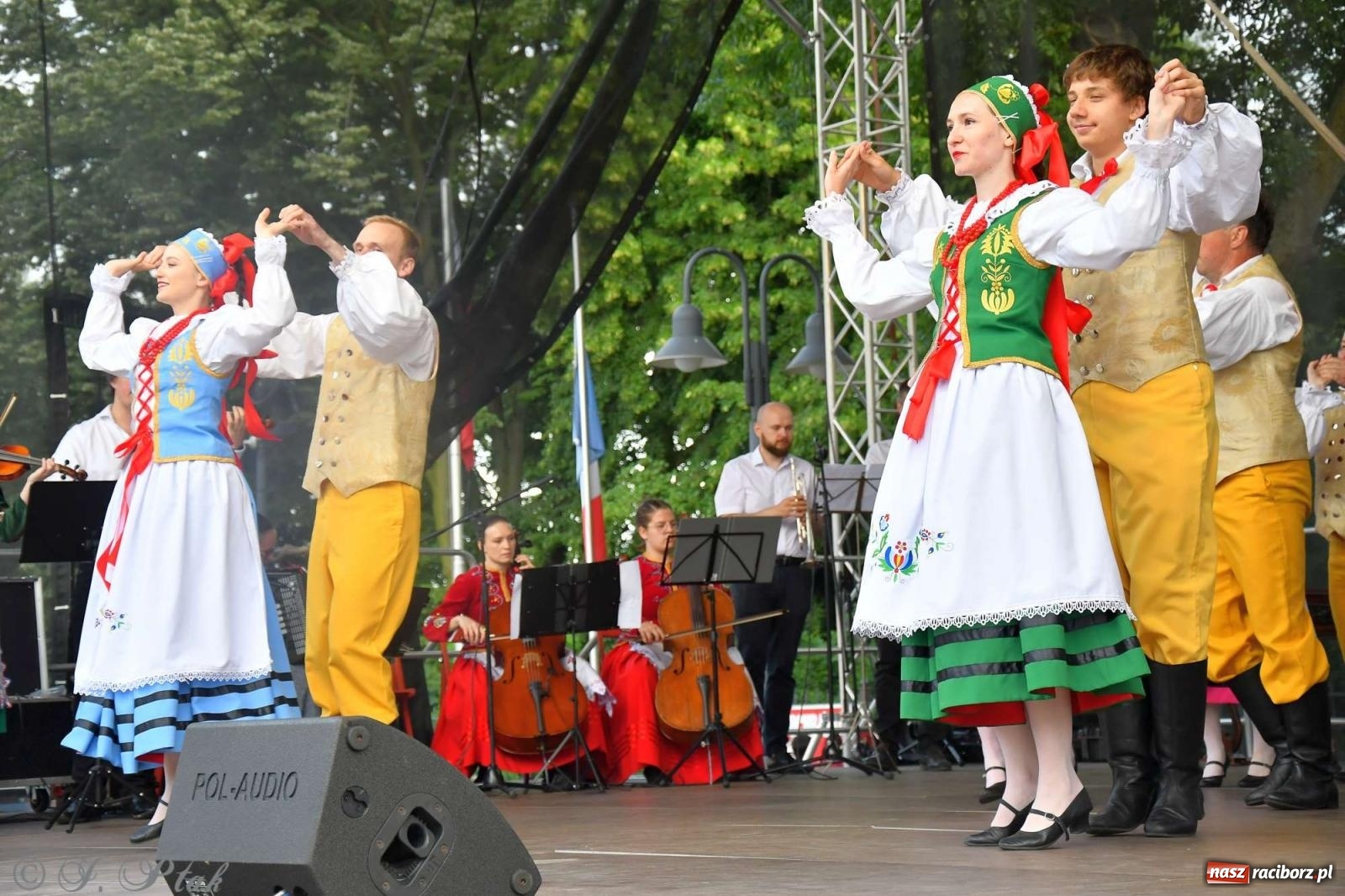 Zdjęcie w galerii na portalu naszraciborz.pl: Międzynarodowe święto folkloru na raciborskim zamku wiadomości z regionu