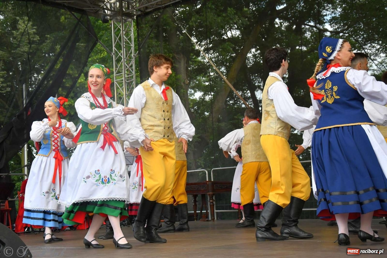 Zdjęcie w galerii na portalu naszraciborz.pl: Międzynarodowe święto folkloru na raciborskim zamku wiadomości z regionu