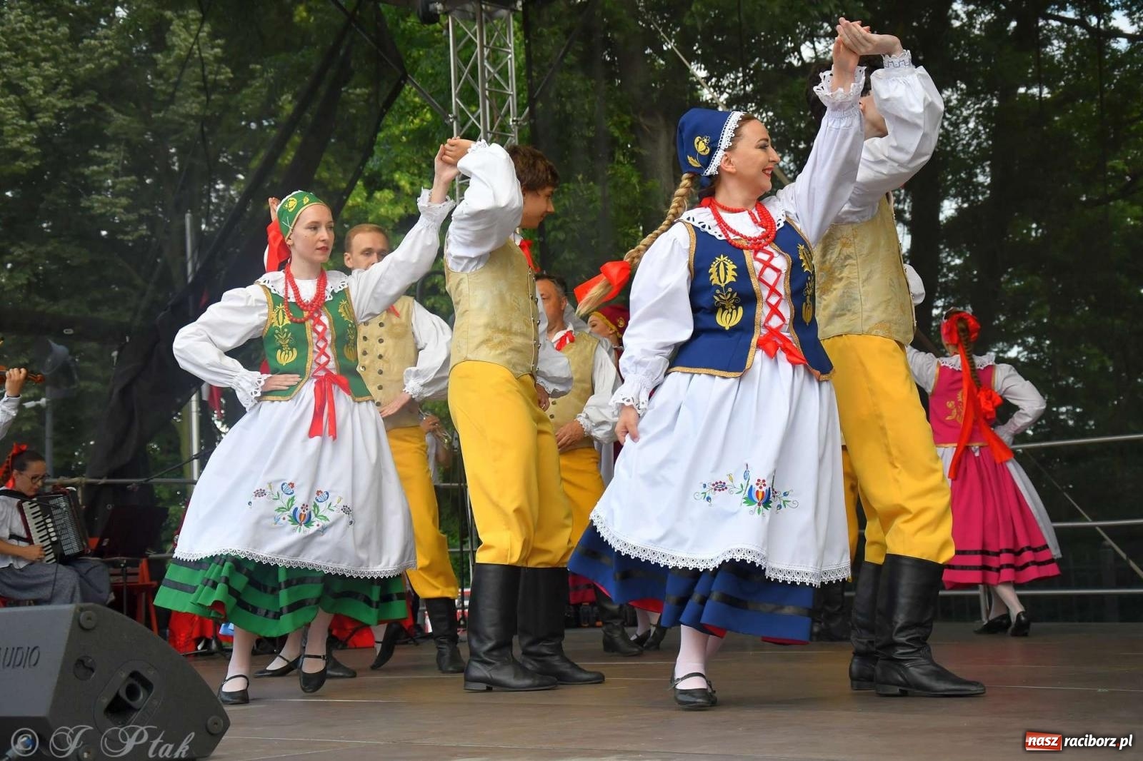 Zdjęcie w galerii na portalu naszraciborz.pl: Międzynarodowe święto folkloru na raciborskim zamku wiadomości z regionu