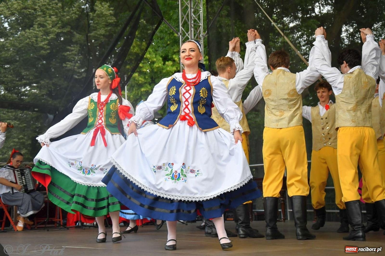 Zdjęcie w galerii na portalu naszraciborz.pl: Międzynarodowe święto folkloru na raciborskim zamku wiadomości z regionu