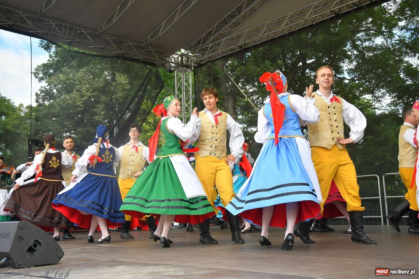 Zdjęcie w galerii na portalu naszraciborz.pl: Międzynarodowe święto folkloru na raciborskim zamku wiadomości z regionu