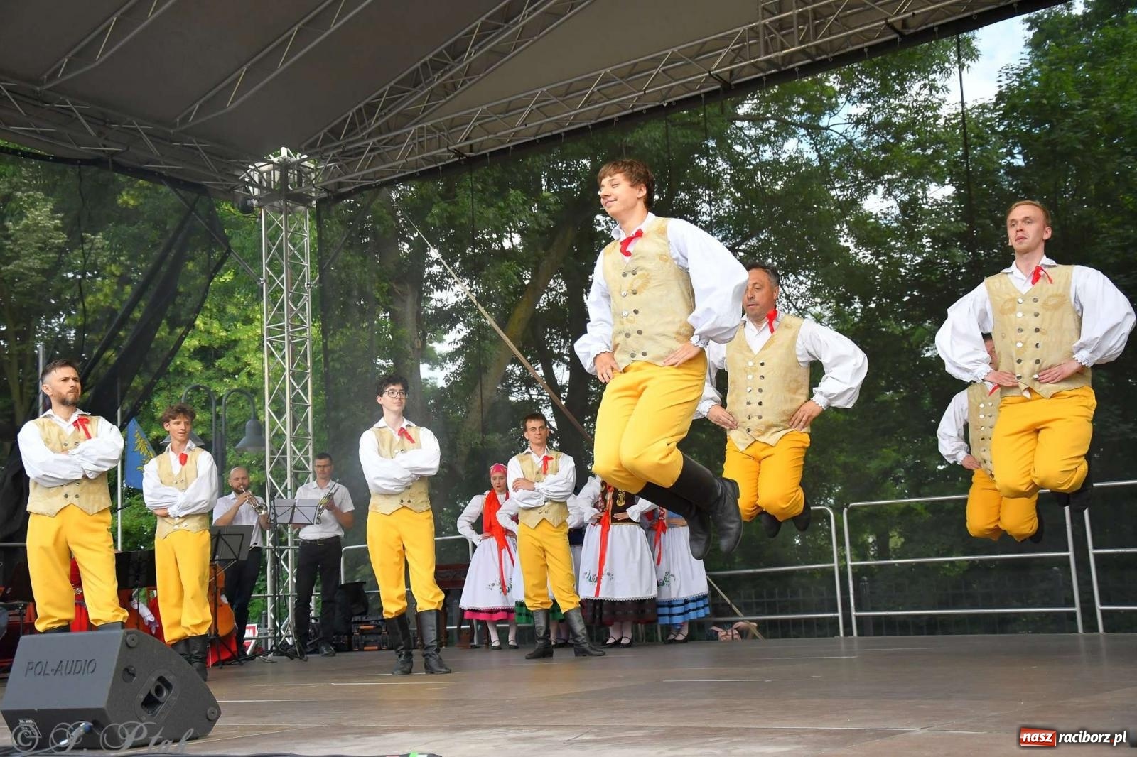 Zdjęcie w galerii na portalu naszraciborz.pl: Międzynarodowe święto folkloru na raciborskim zamku wiadomości z regionu