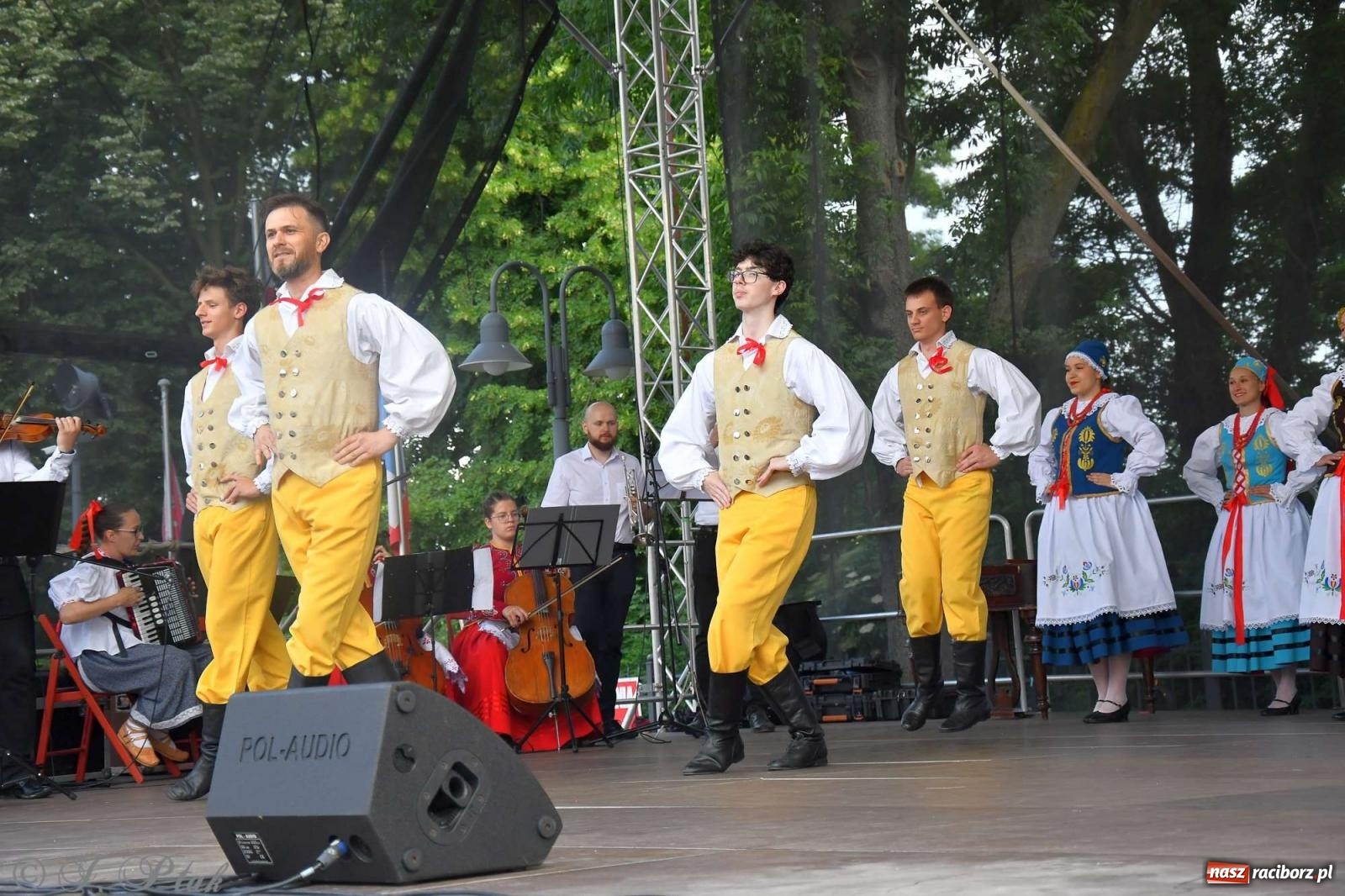 Zdjęcie w galerii na portalu naszraciborz.pl: Międzynarodowe święto folkloru na raciborskim zamku wiadomości z regionu
