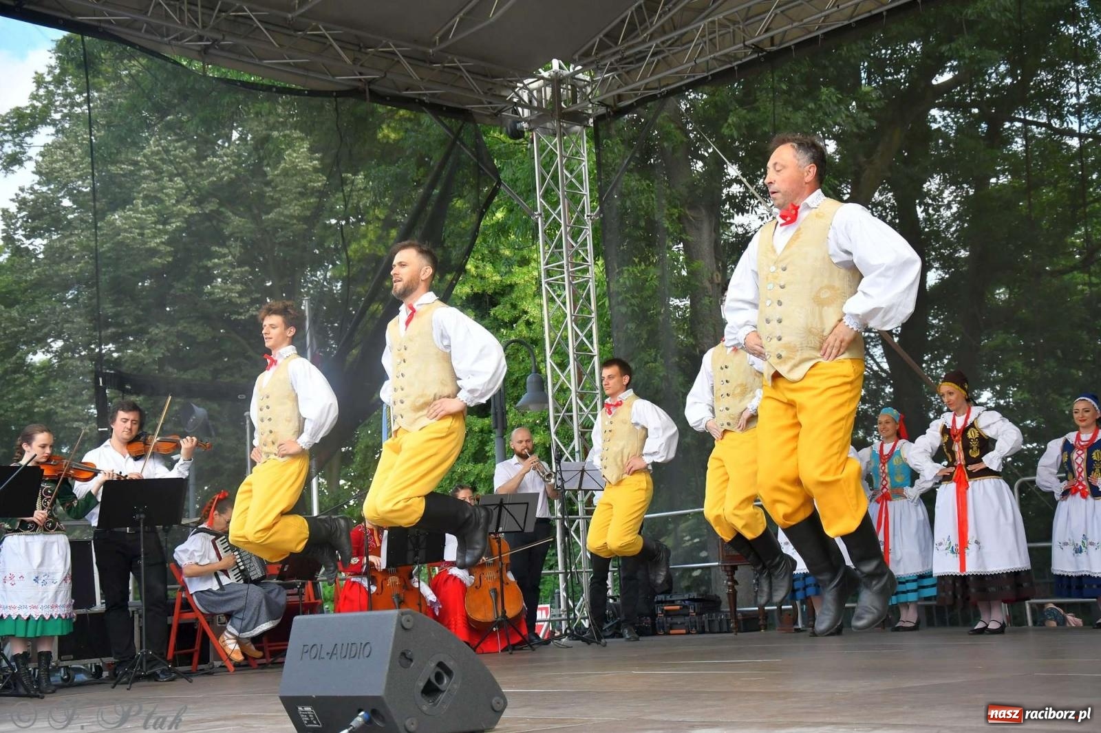 Zdjęcie w galerii na portalu naszraciborz.pl: Międzynarodowe święto folkloru na raciborskim zamku wiadomości z regionu