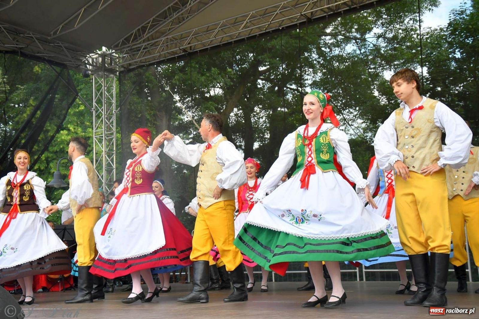 Zdjęcie w galerii na portalu naszraciborz.pl: Międzynarodowe święto folkloru na raciborskim zamku wiadomości z regionu