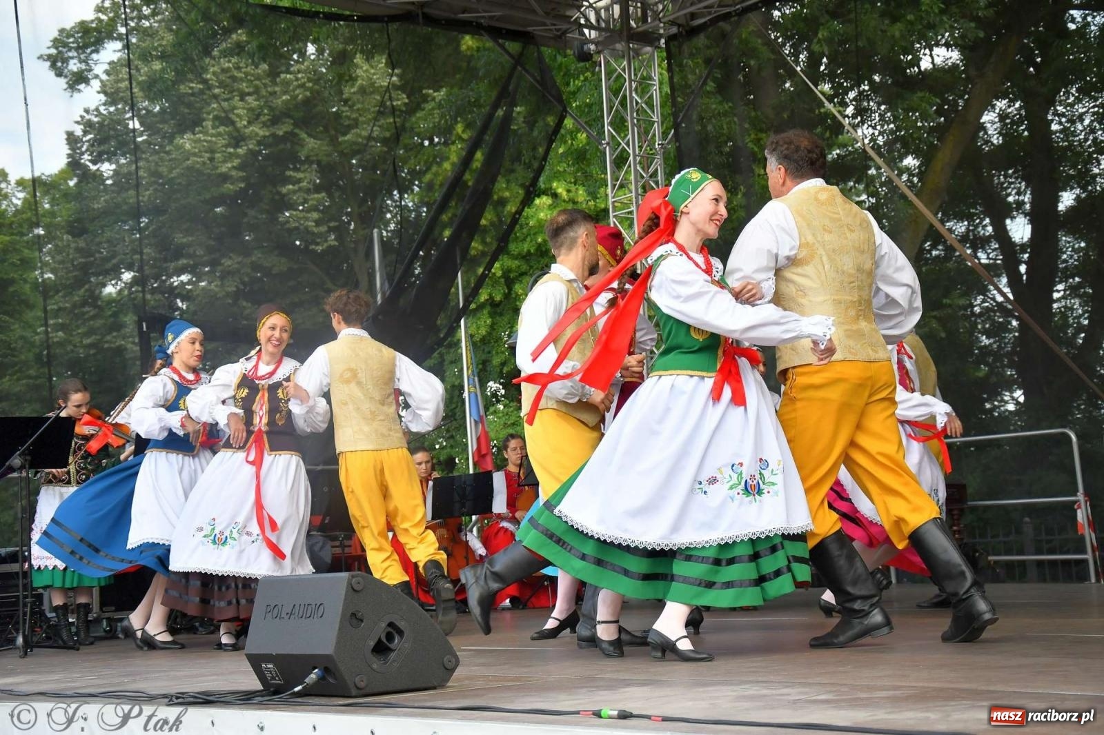 Zdjęcie w galerii na portalu naszraciborz.pl: Międzynarodowe święto folkloru na raciborskim zamku wiadomości z regionu