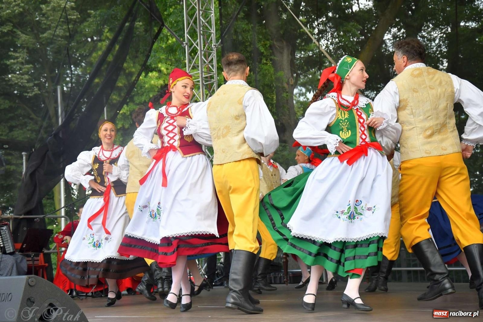 Zdjęcie w galerii na portalu naszraciborz.pl: Międzynarodowe święto folkloru na raciborskim zamku wiadomości z regionu