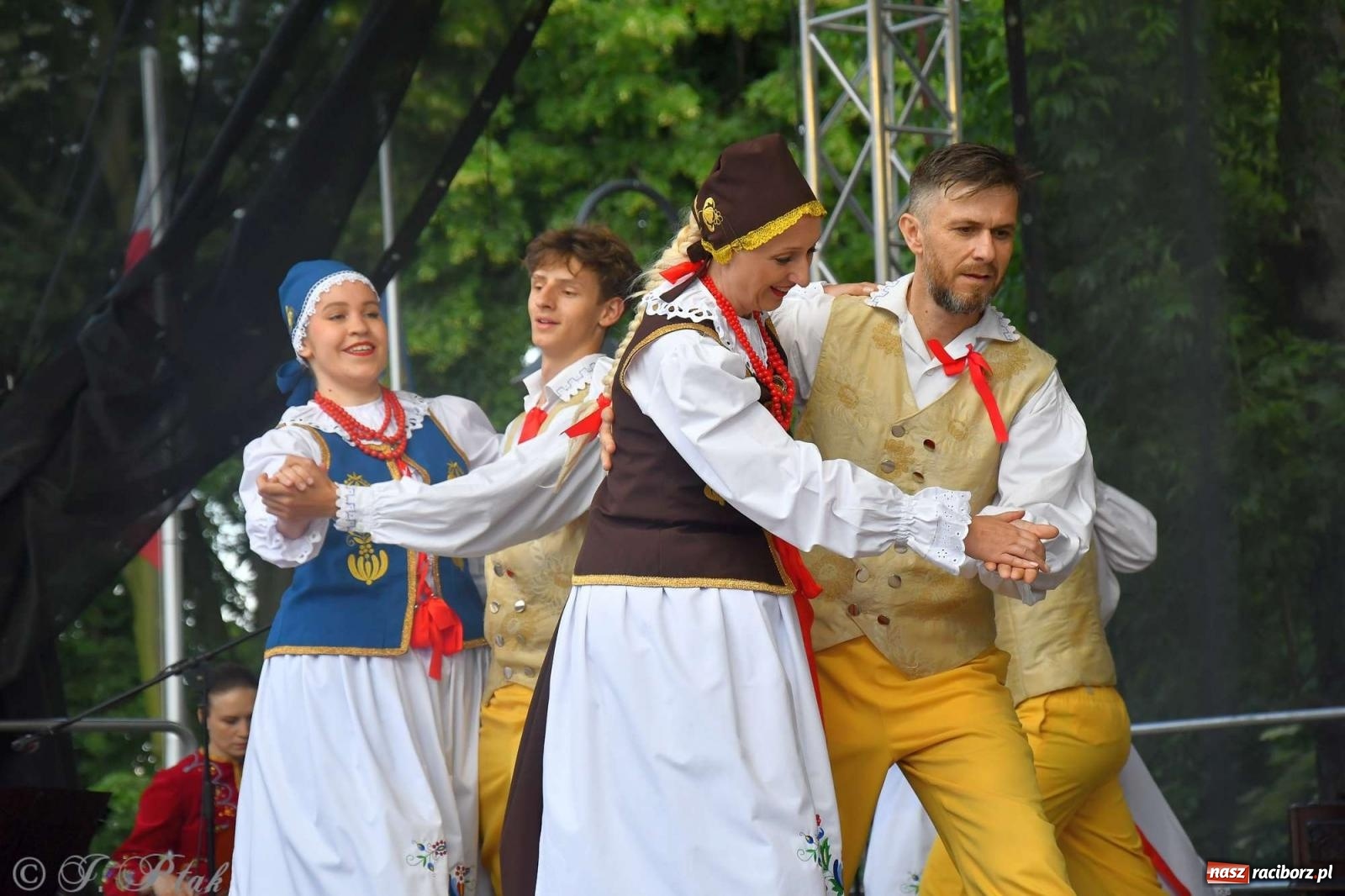 Zdjęcie w galerii na portalu naszraciborz.pl: Międzynarodowe święto folkloru na raciborskim zamku wiadomości z regionu