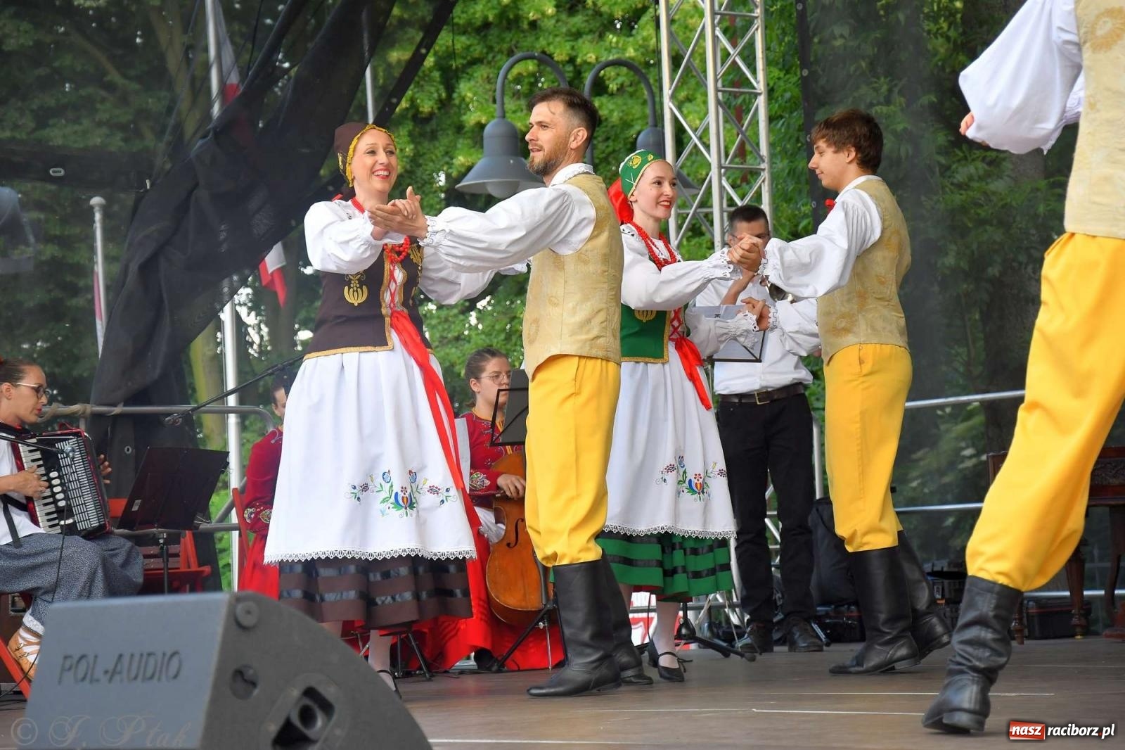 Zdjęcie w galerii na portalu naszraciborz.pl: Międzynarodowe święto folkloru na raciborskim zamku wiadomości z regionu