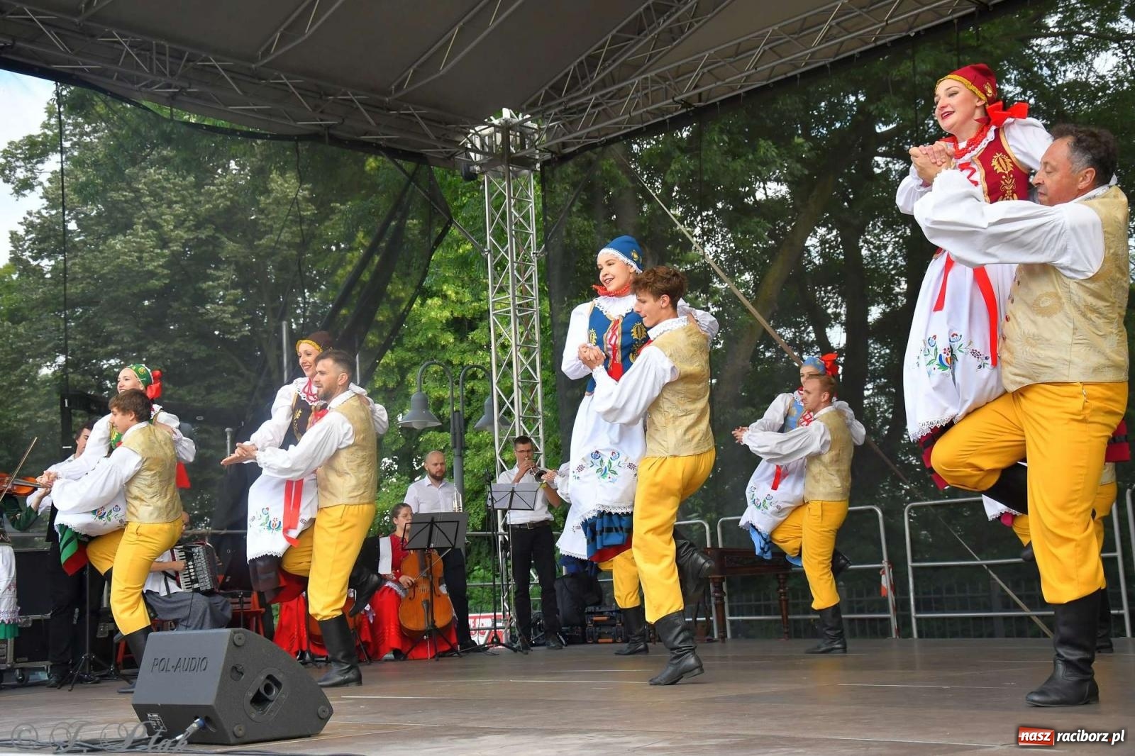 Zdjęcie w galerii na portalu naszraciborz.pl: Międzynarodowe święto folkloru na raciborskim zamku wiadomości z regionu