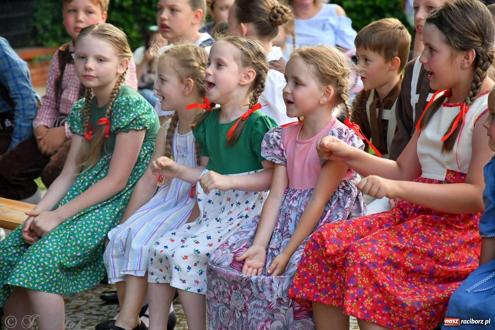 Zdjęcie w galerii na portalu naszraciborz.pl: Międzynarodowe święto folkloru na raciborskim zamku wiadomości z regionu