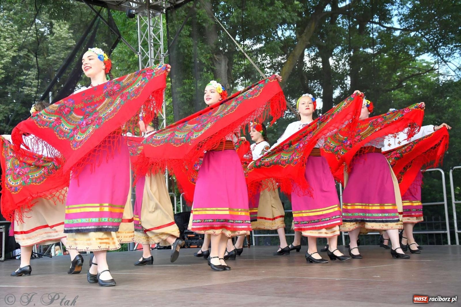 Zdjęcie w galerii na portalu naszraciborz.pl: Międzynarodowe święto folkloru na raciborskim zamku wiadomości z regionu
