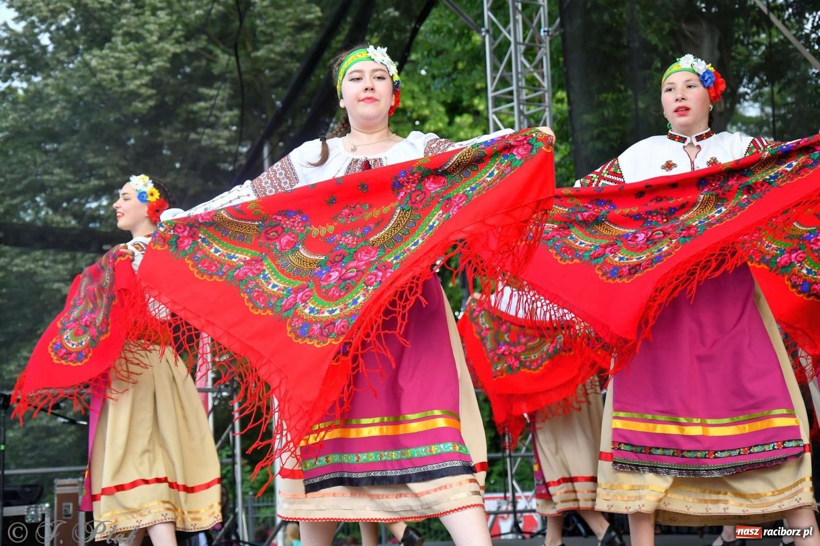 Zdjęcie w galerii na portalu naszraciborz.pl: Międzynarodowe święto folkloru na raciborskim zamku wiadomości z regionu