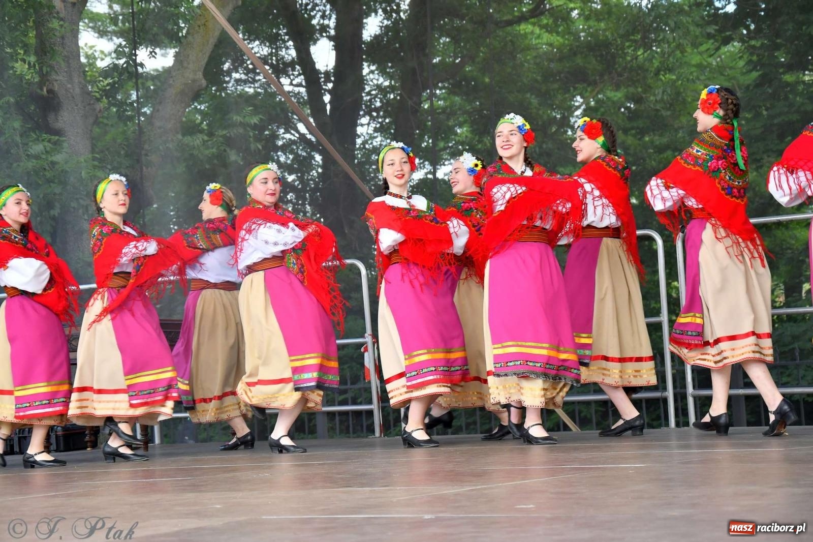 Zdjęcie w galerii na portalu naszraciborz.pl: Międzynarodowe święto folkloru na raciborskim zamku wiadomości z regionu