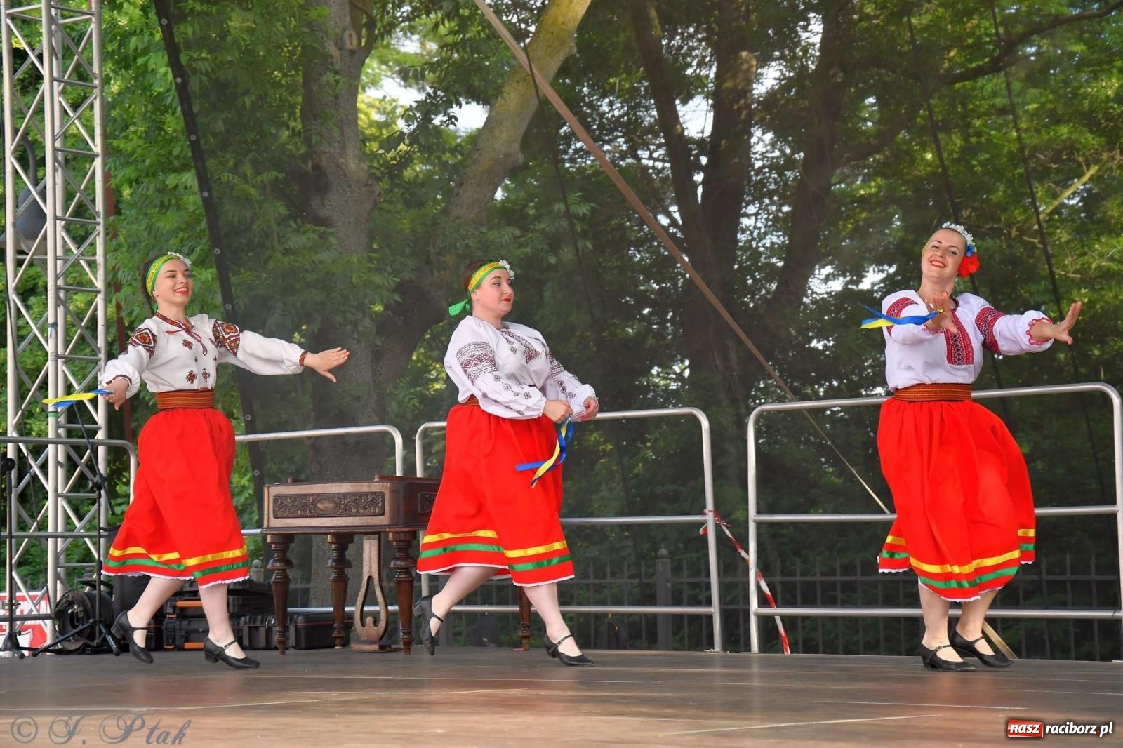 Zdjęcie w galerii na portalu naszraciborz.pl: Międzynarodowe święto folkloru na raciborskim zamku wiadomości z regionu