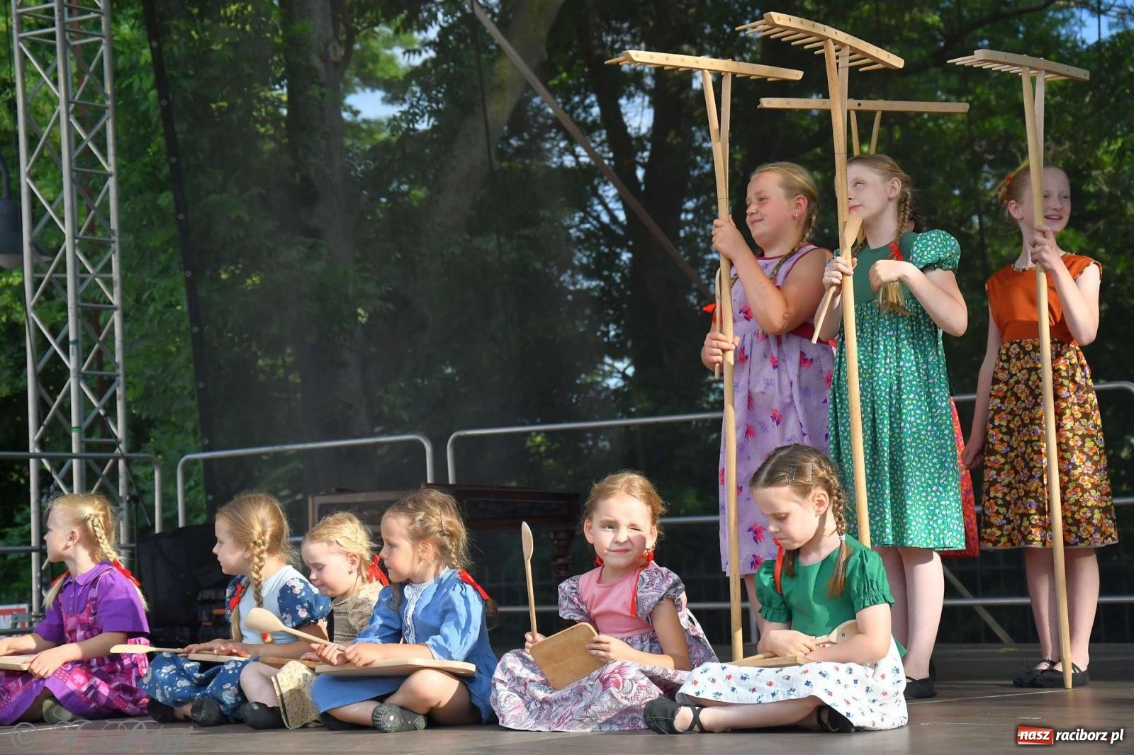 Zdjęcie w galerii na portalu naszraciborz.pl: Międzynarodowe święto folkloru na raciborskim zamku wiadomości z regionu