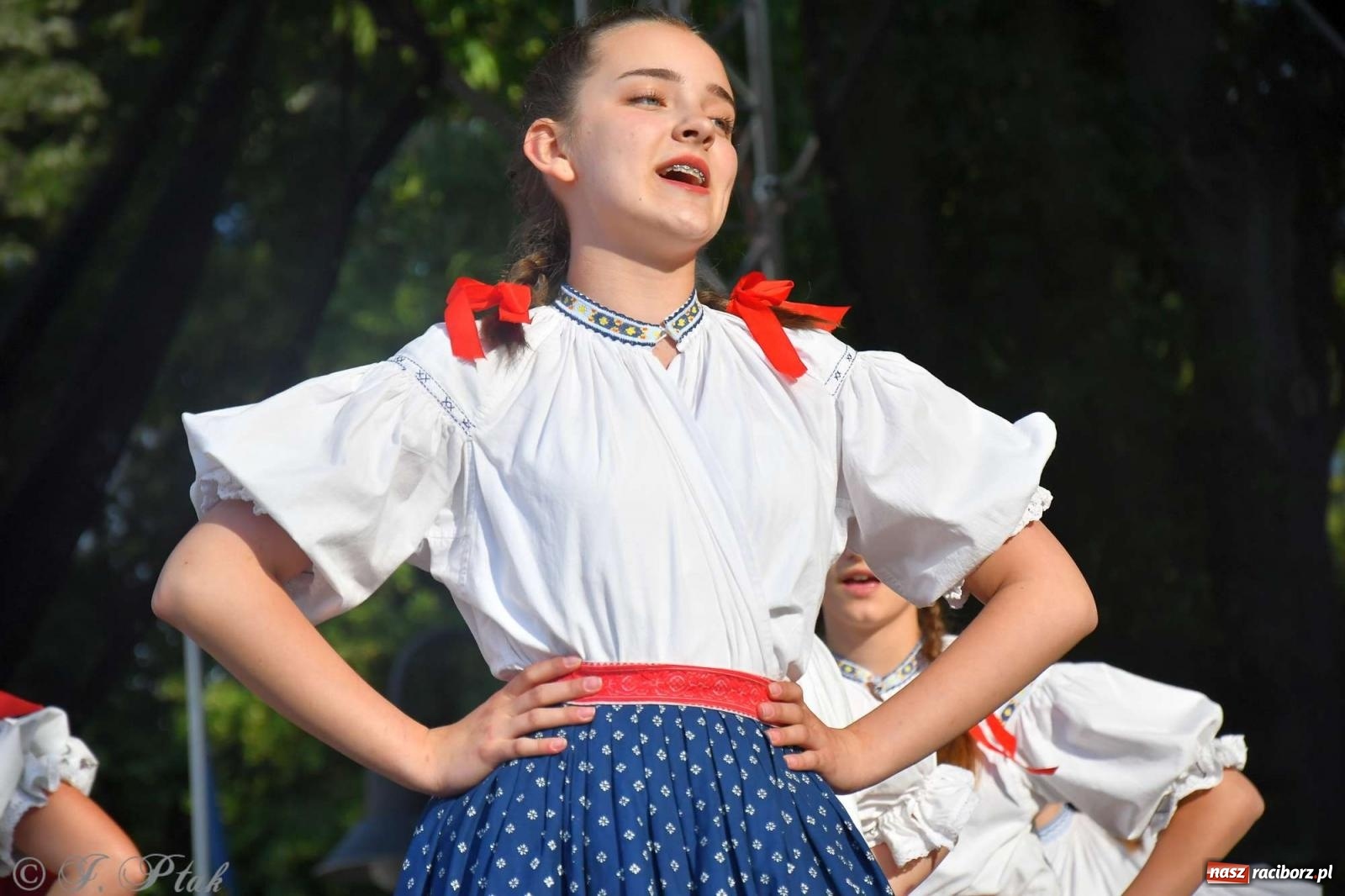 Zdjęcie w galerii na portalu naszraciborz.pl: Międzynarodowe święto folkloru na raciborskim zamku wiadomości z regionu