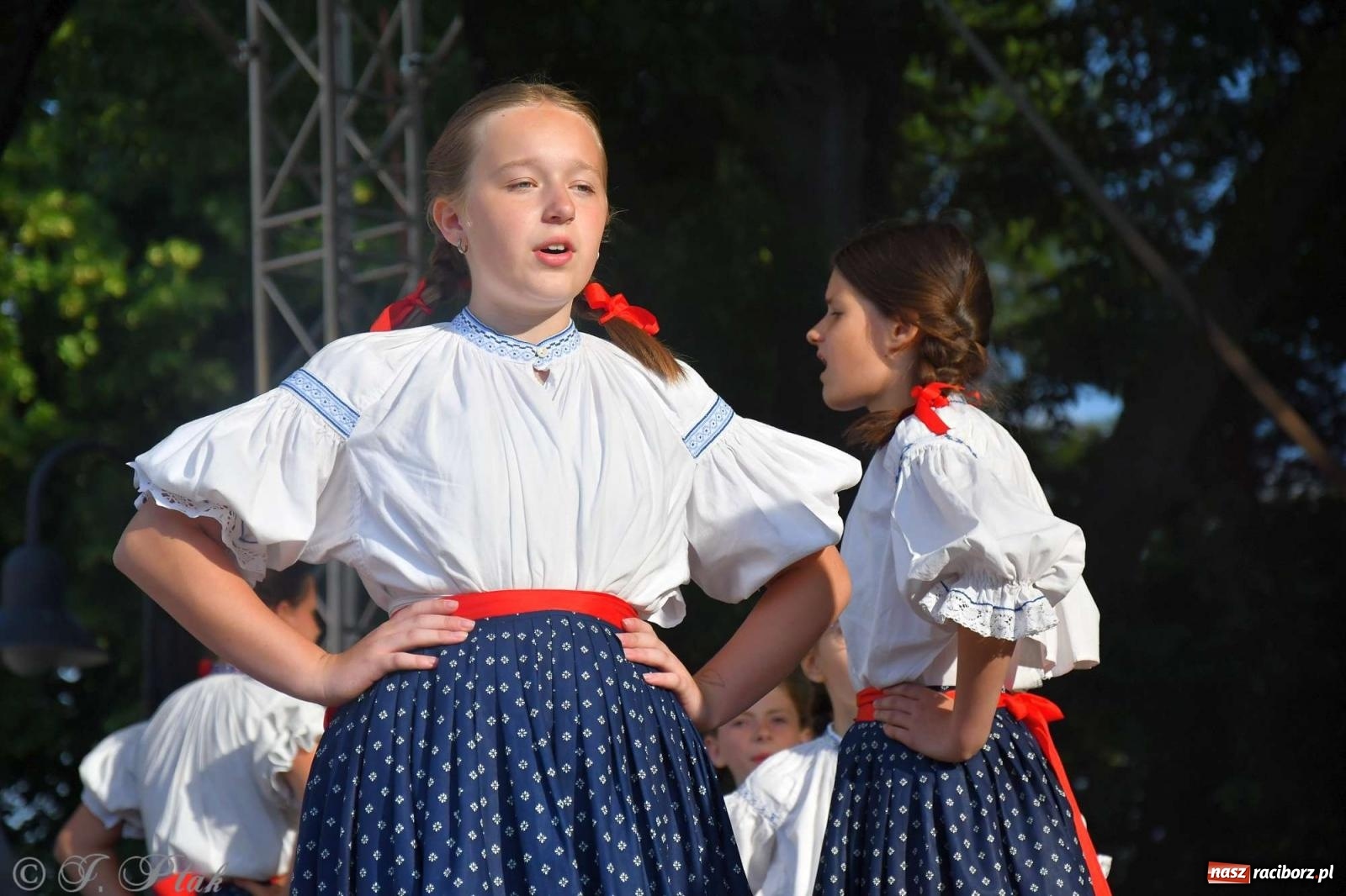 Zdjęcie w galerii na portalu naszraciborz.pl: Międzynarodowe święto folkloru na raciborskim zamku wiadomości z regionu
