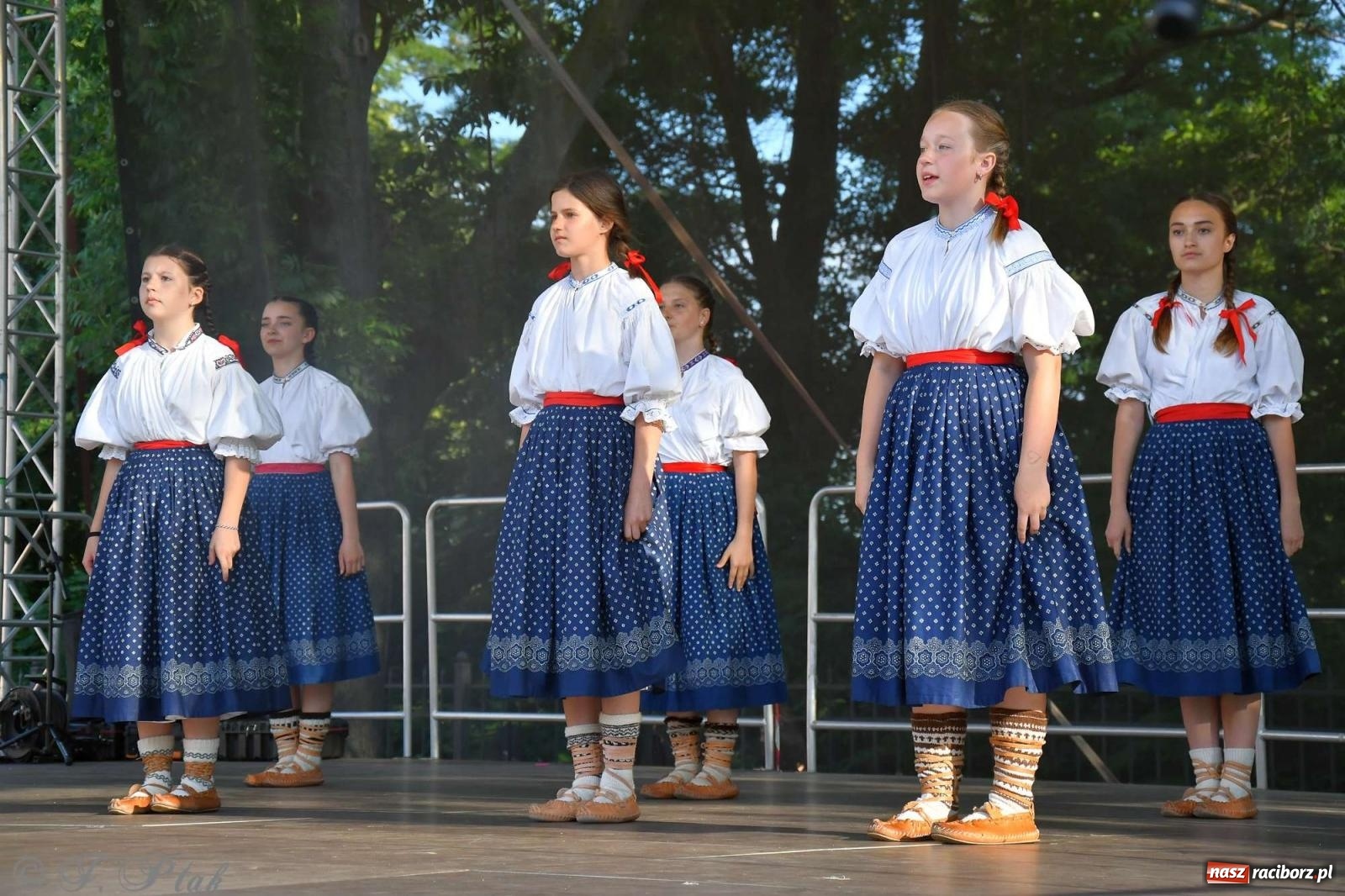 Zdjęcie w galerii na portalu naszraciborz.pl: Międzynarodowe święto folkloru na raciborskim zamku wiadomości z regionu