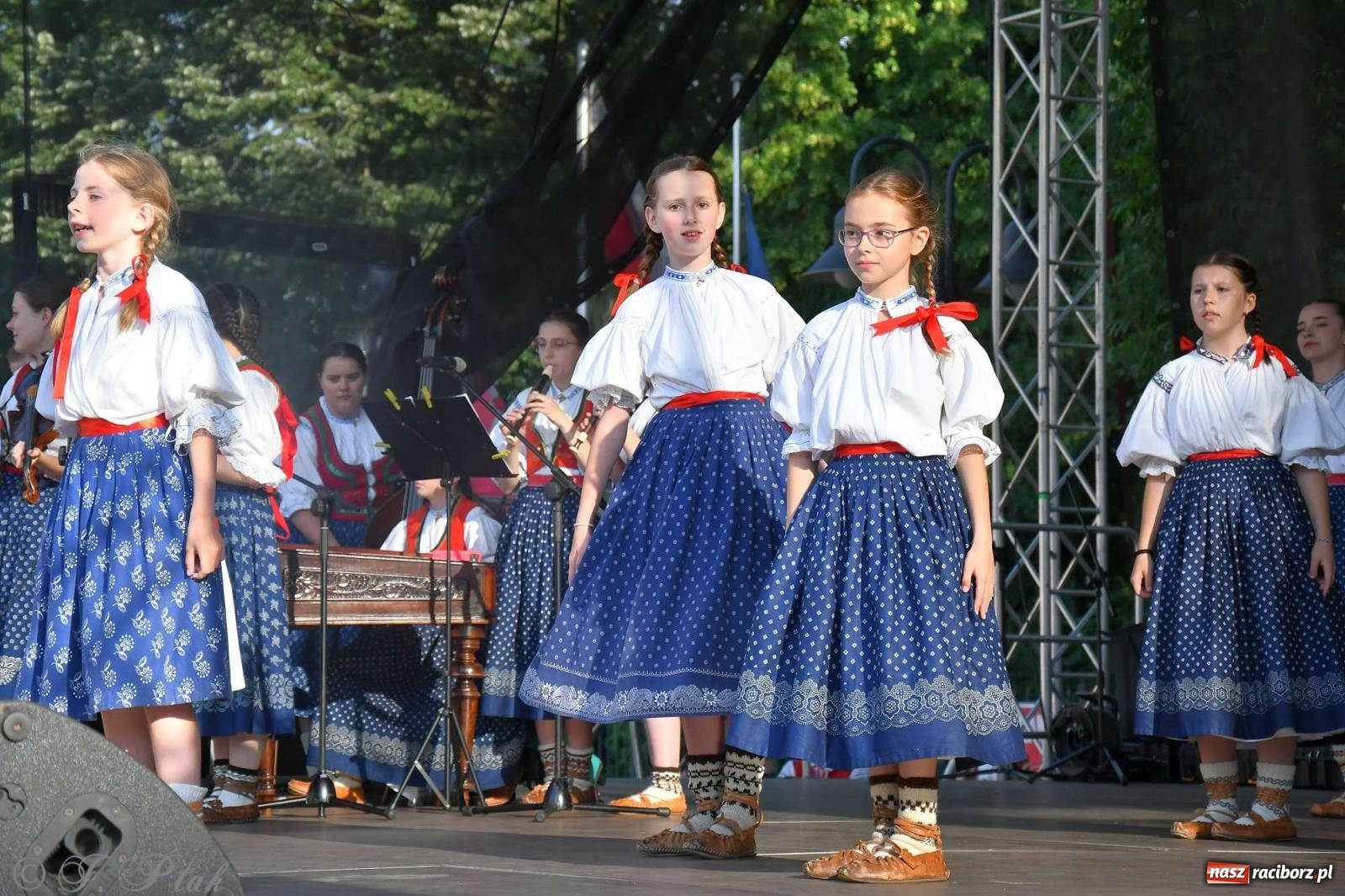 Zdjęcie w galerii na portalu naszraciborz.pl: Międzynarodowe święto folkloru na raciborskim zamku wiadomości z regionu