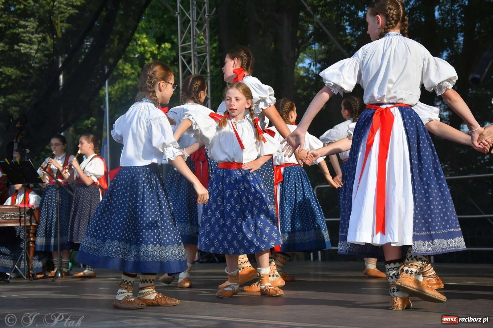 Zdjęcie w galerii na portalu naszraciborz.pl: Międzynarodowe święto folkloru na raciborskim zamku wiadomości z regionu