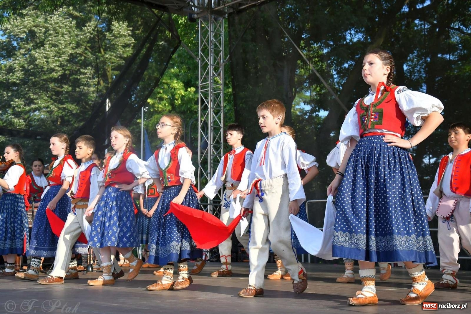 Zdjęcie w galerii na portalu naszraciborz.pl: Międzynarodowe święto folkloru na raciborskim zamku wiadomości z regionu