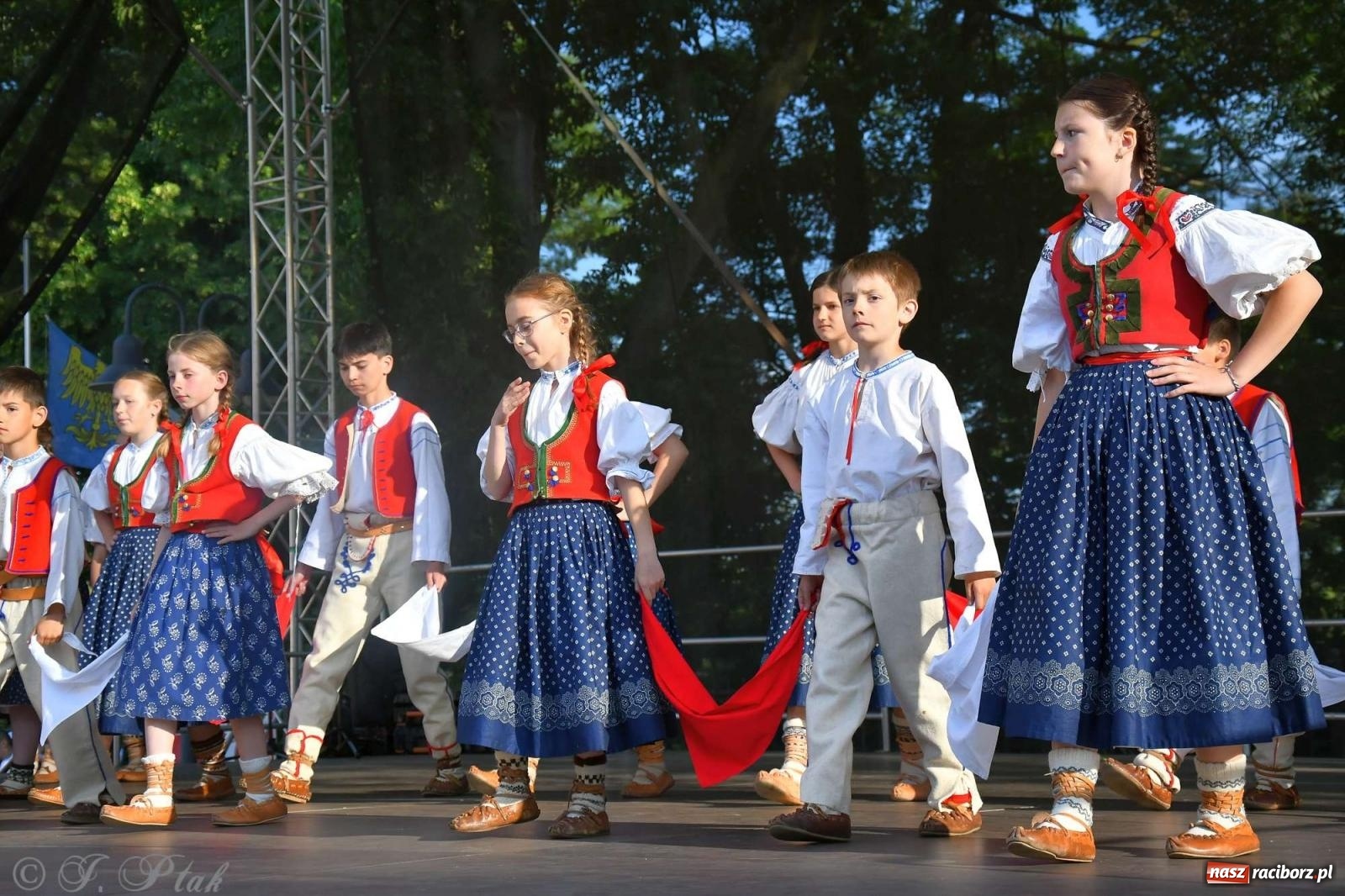 Zdjęcie w galerii na portalu naszraciborz.pl: Międzynarodowe święto folkloru na raciborskim zamku wiadomości z regionu