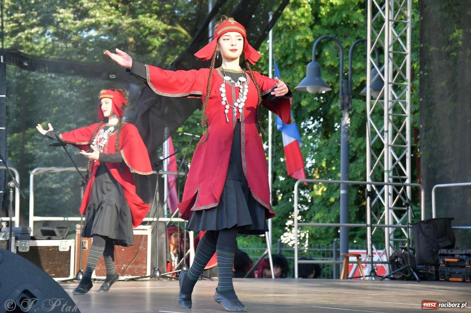 Zdjęcie w galerii na portalu naszraciborz.pl: Międzynarodowe święto folkloru na raciborskim zamku wiadomości z regionu