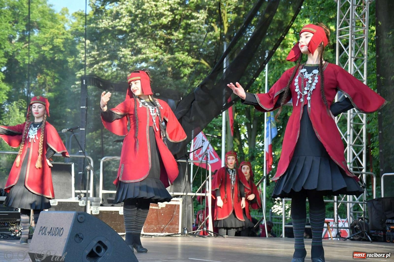 Zdjęcie w galerii na portalu naszraciborz.pl: Międzynarodowe święto folkloru na raciborskim zamku wiadomości z regionu