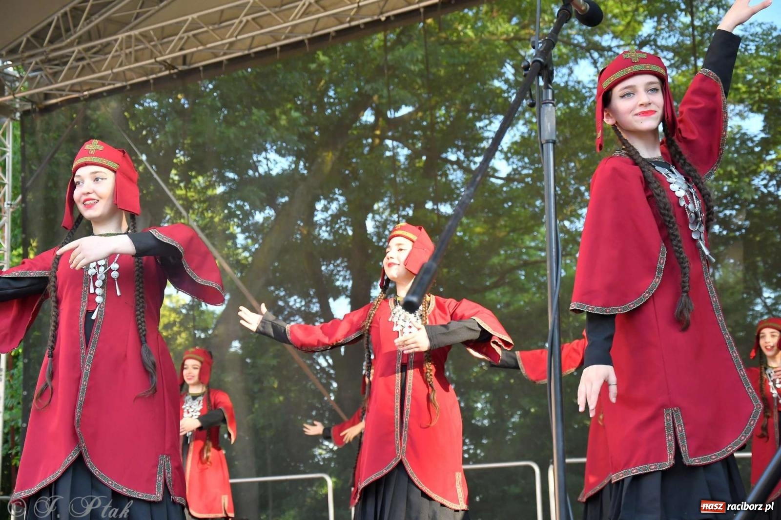 Zdjęcie w galerii na portalu naszraciborz.pl: Międzynarodowe święto folkloru na raciborskim zamku wiadomości z regionu