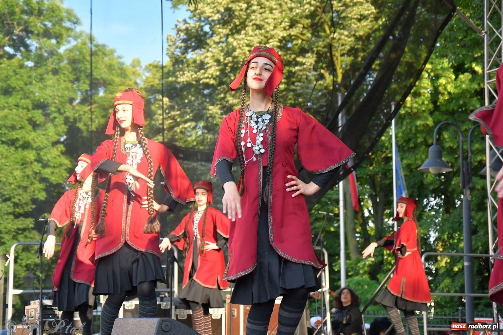 Zdjęcie w galerii na portalu naszraciborz.pl: Międzynarodowe święto folkloru na raciborskim zamku wiadomości z regionu