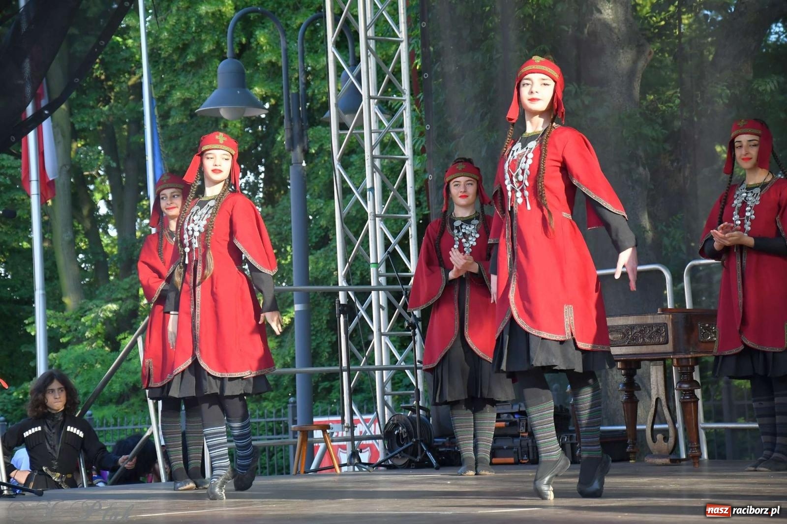 Zdjęcie w galerii na portalu naszraciborz.pl: Międzynarodowe święto folkloru na raciborskim zamku wiadomości z regionu