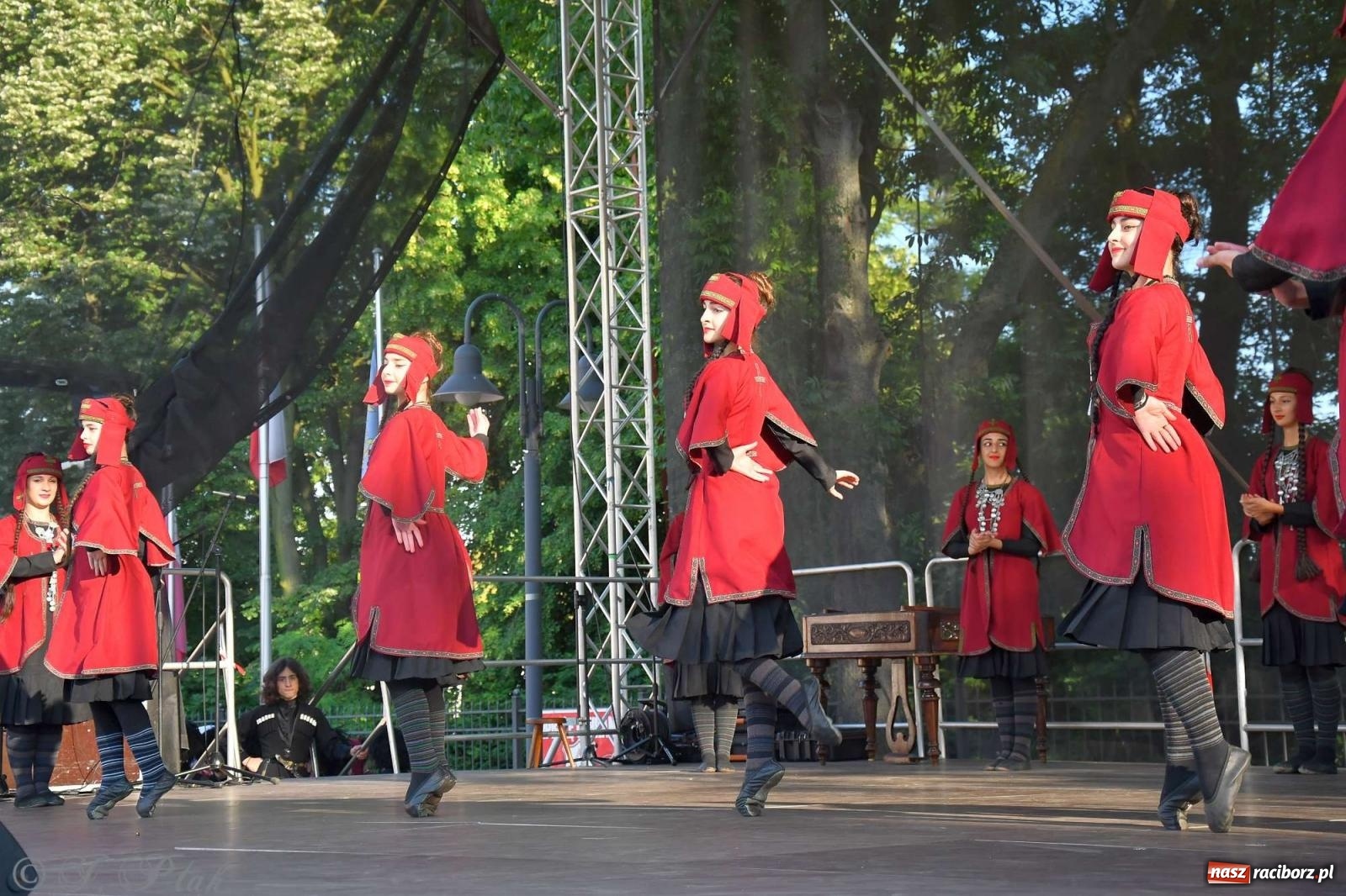 Zdjęcie w galerii na portalu naszraciborz.pl: Międzynarodowe święto folkloru na raciborskim zamku wiadomości z regionu