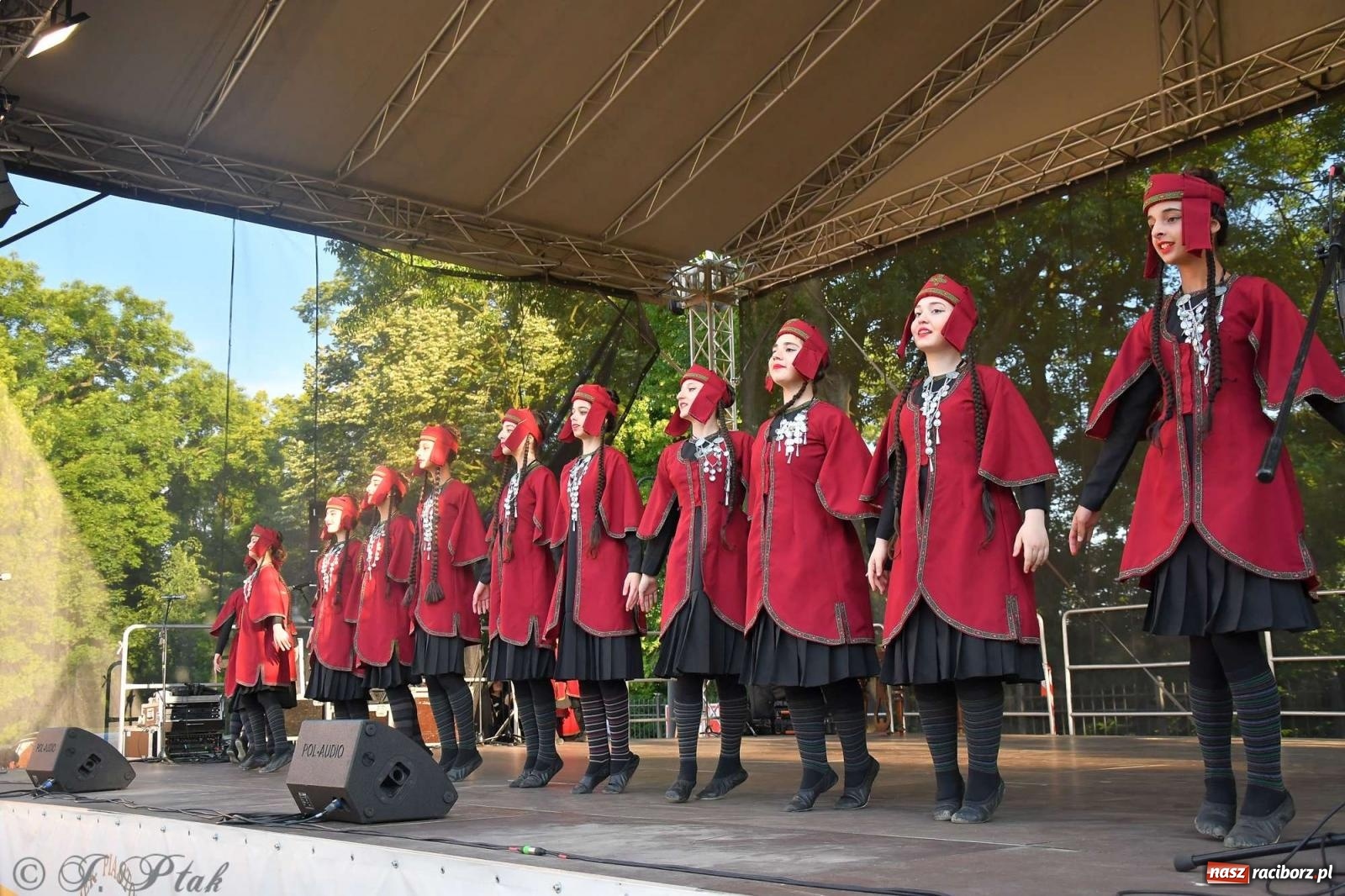 Zdjęcie w galerii na portalu naszraciborz.pl: Międzynarodowe święto folkloru na raciborskim zamku wiadomości z regionu