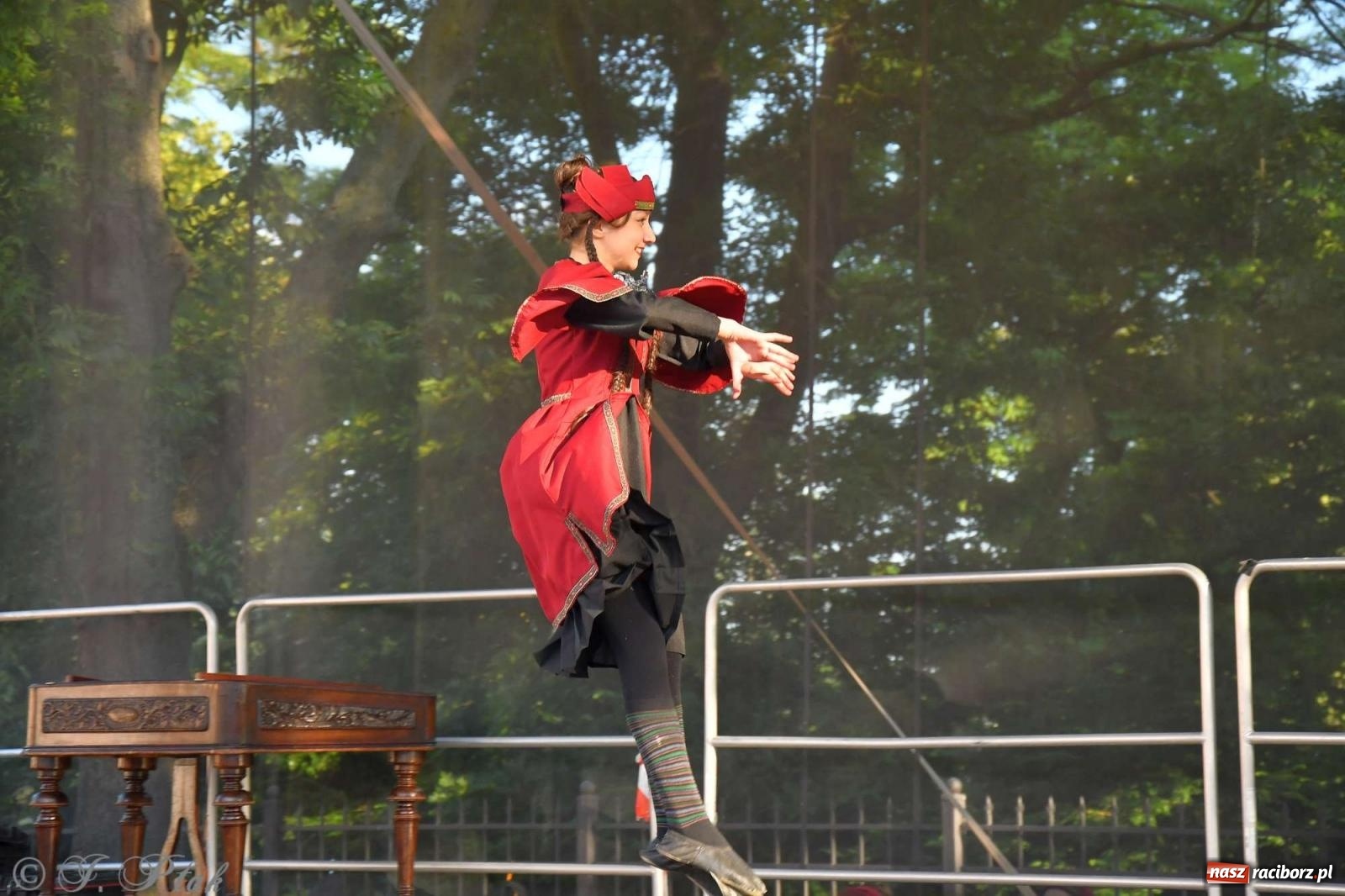 Zdjęcie w galerii na portalu naszraciborz.pl: Międzynarodowe święto folkloru na raciborskim zamku wiadomości z regionu