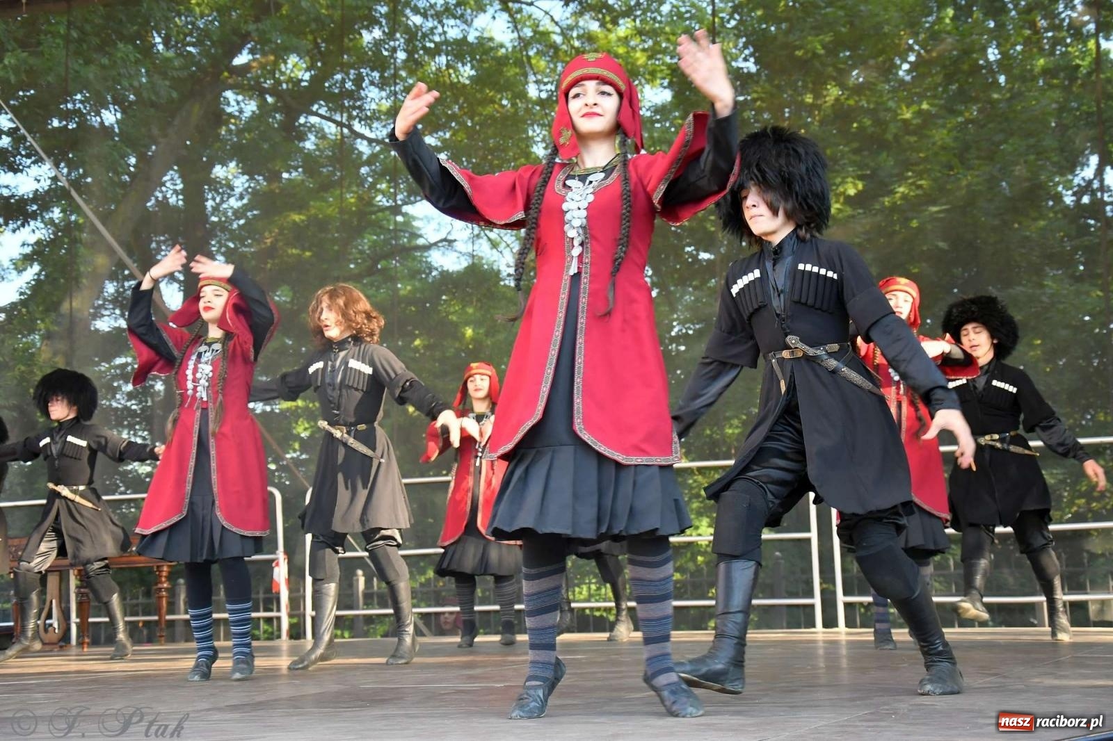 Zdjęcie w galerii na portalu naszraciborz.pl: Międzynarodowe święto folkloru na raciborskim zamku wiadomości z regionu