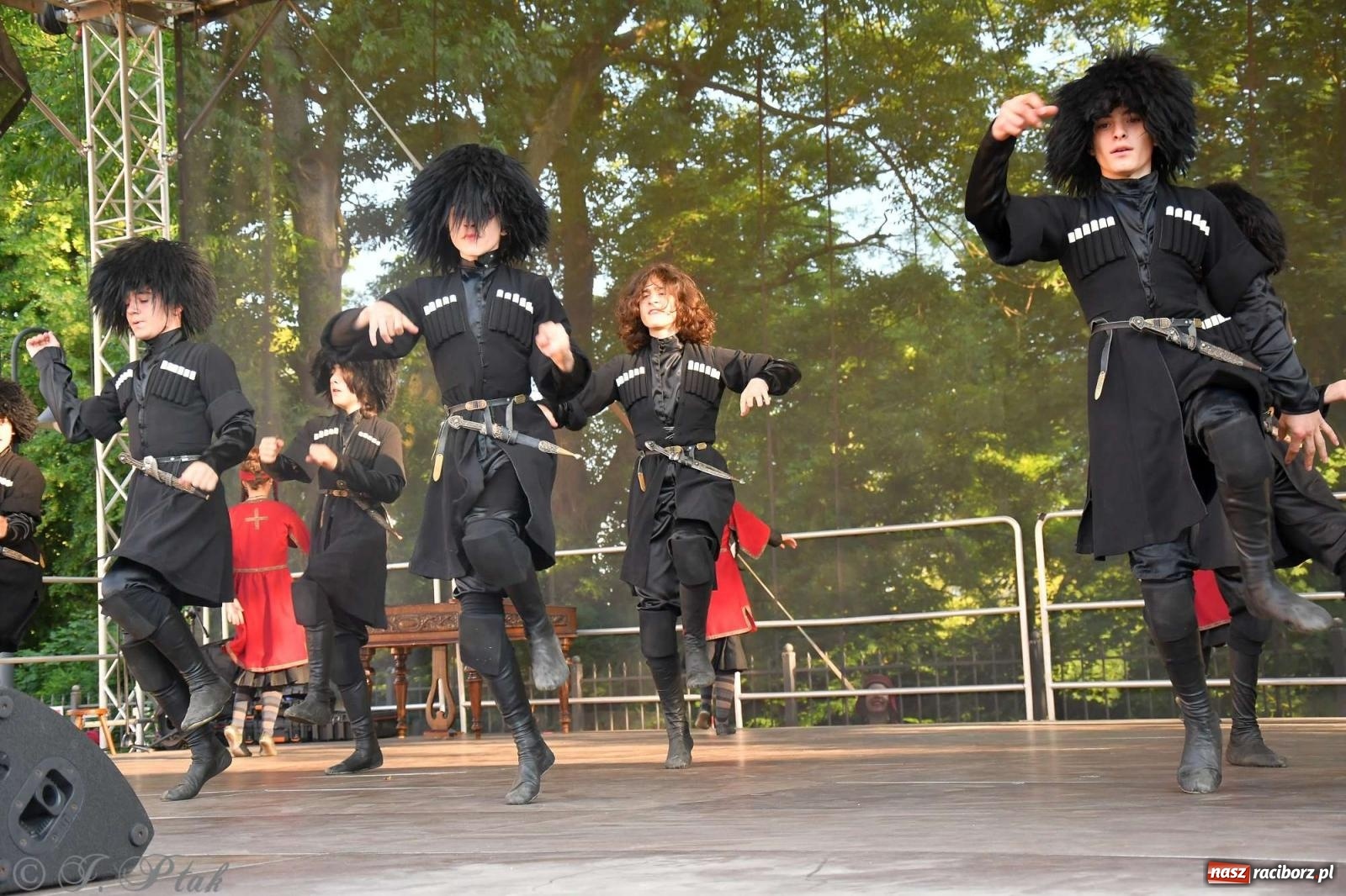 Zdjęcie w galerii na portalu naszraciborz.pl: Międzynarodowe święto folkloru na raciborskim zamku wiadomości z regionu