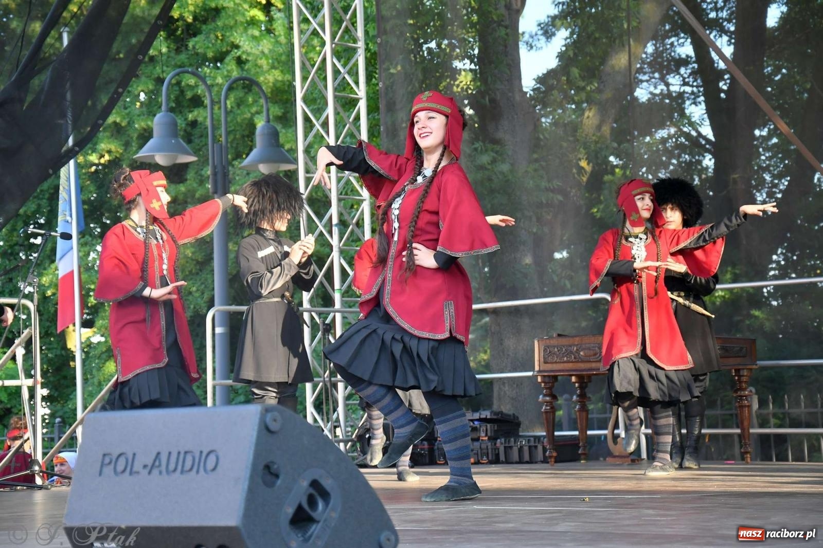 Zdjęcie w galerii na portalu naszraciborz.pl: Międzynarodowe święto folkloru na raciborskim zamku wiadomości z regionu