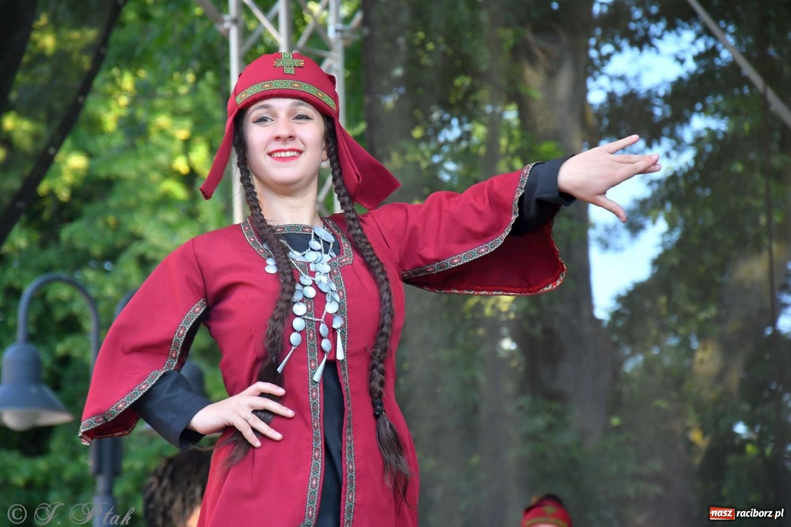 Zdjęcie w galerii na portalu naszraciborz.pl: Międzynarodowe święto folkloru na raciborskim zamku wiadomości z regionu